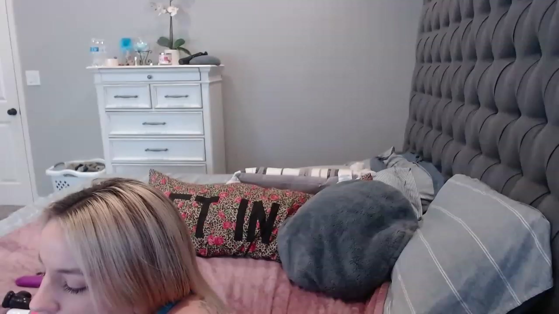 Gallery image thumbnail from JadeNicolee_'s myfreecams stream on, 12/31/2022, 18:22 image 12 of 20