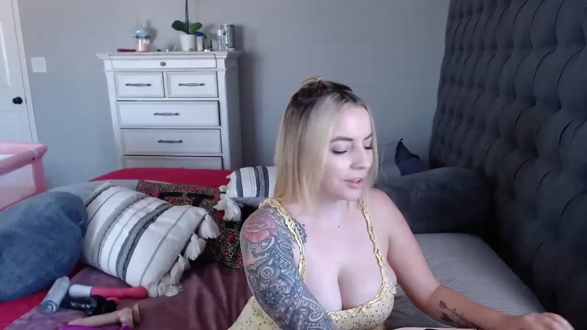 Gallery image thumbnail from JadeNicolee_'s myfreecams stream on, 04/16/2023, 20:03 image 13 of 20