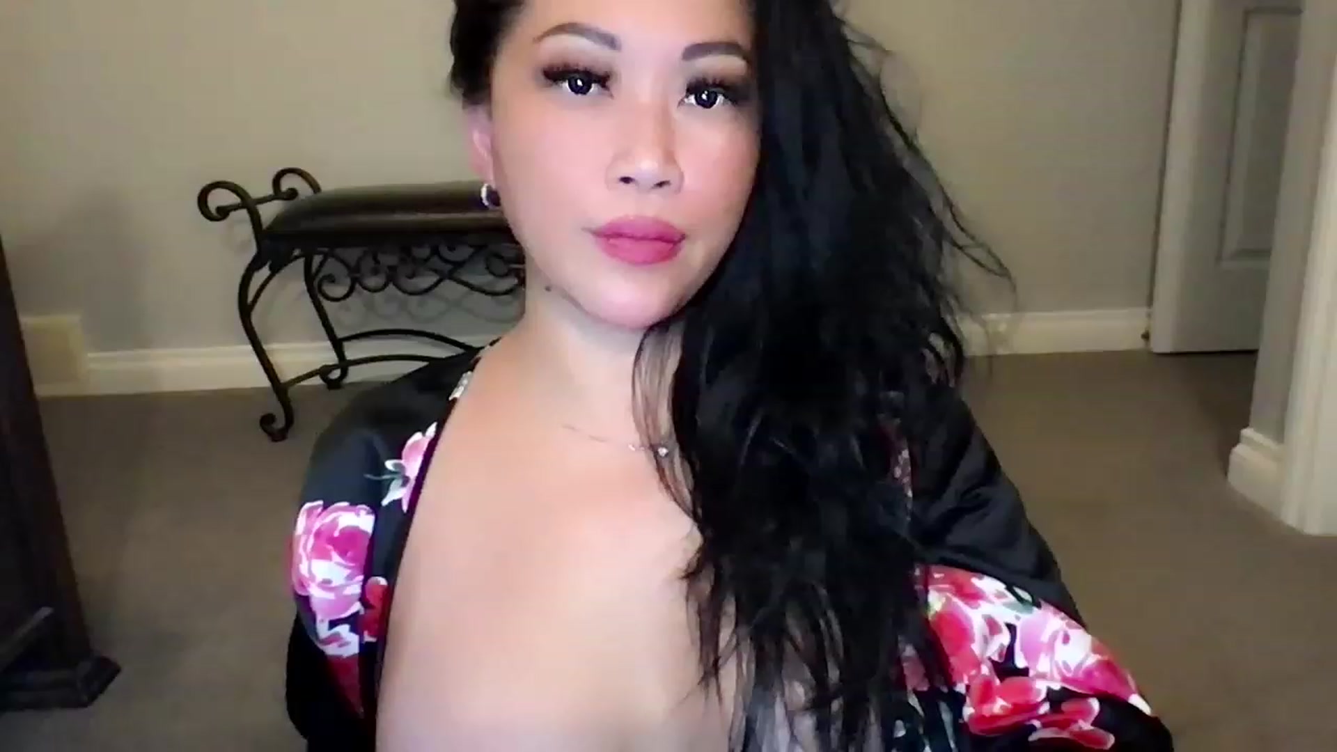 Gallery image thumbnail from Jade_Lee's myfreecams stream on, 12/21/2022, 03:47 image 15 of 20