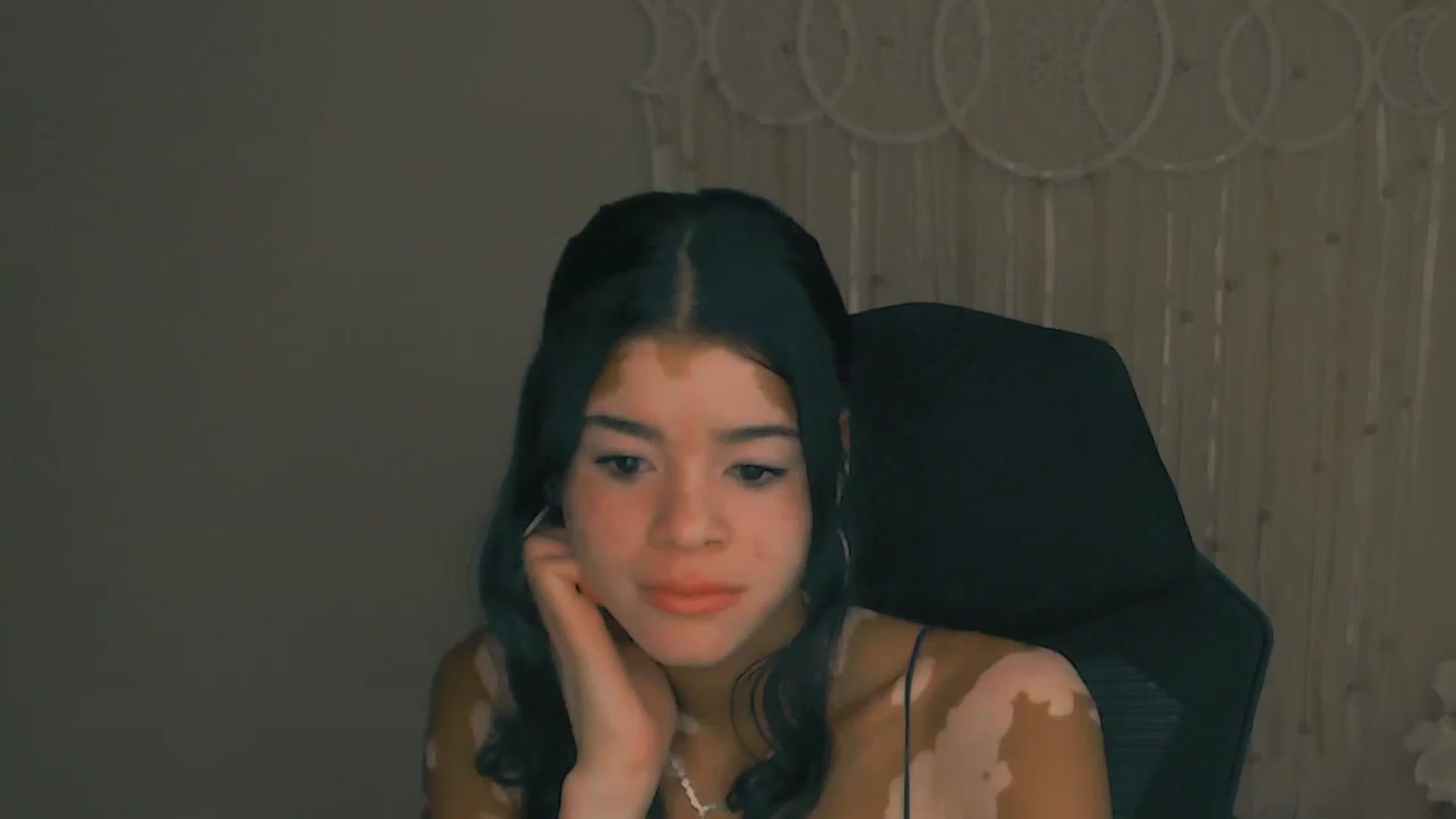 Gallery image thumbnail from Jade_Luv7's myfreecams stream on, 08/21/2023, 23:34 image 4 of 20