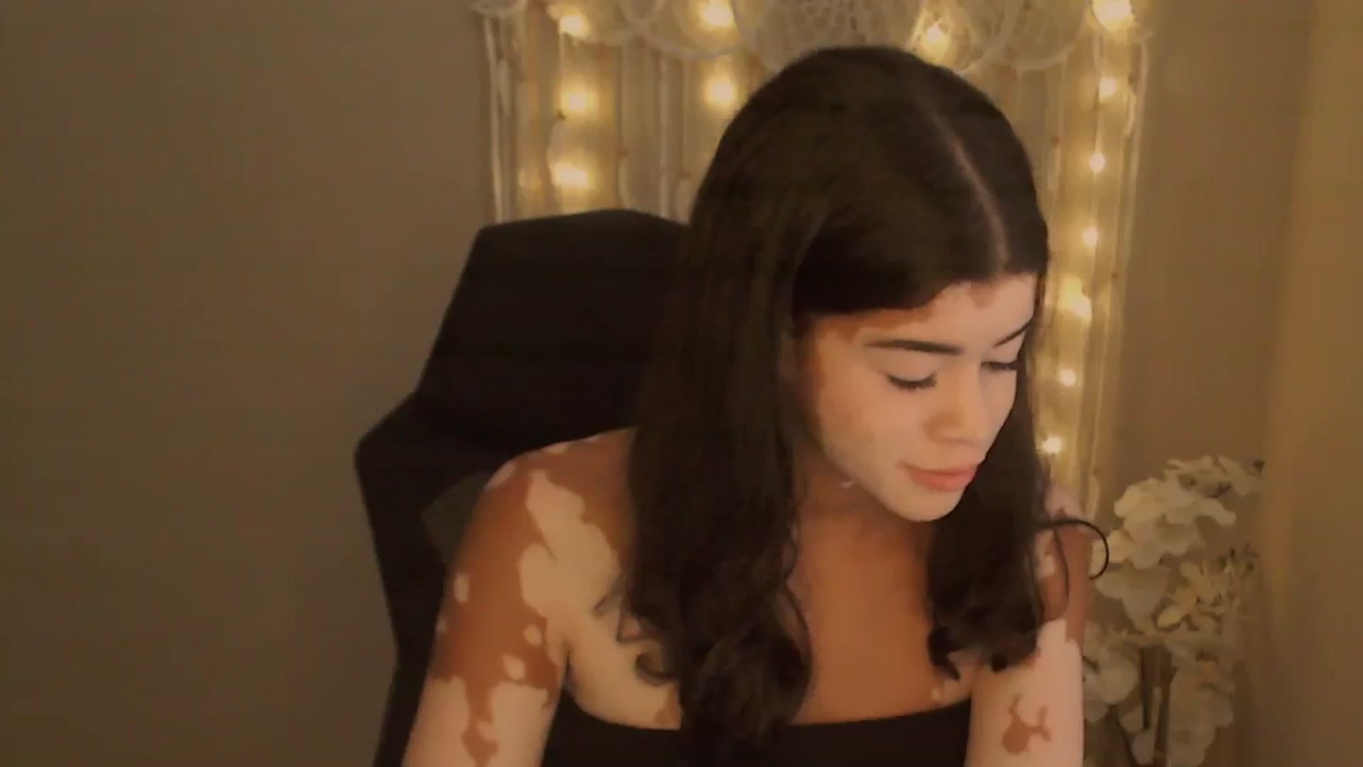Gallery image thumbnail from Jade_Luv7's myfreecams stream on, 10/24/2023, 21:31 image 10 of 20