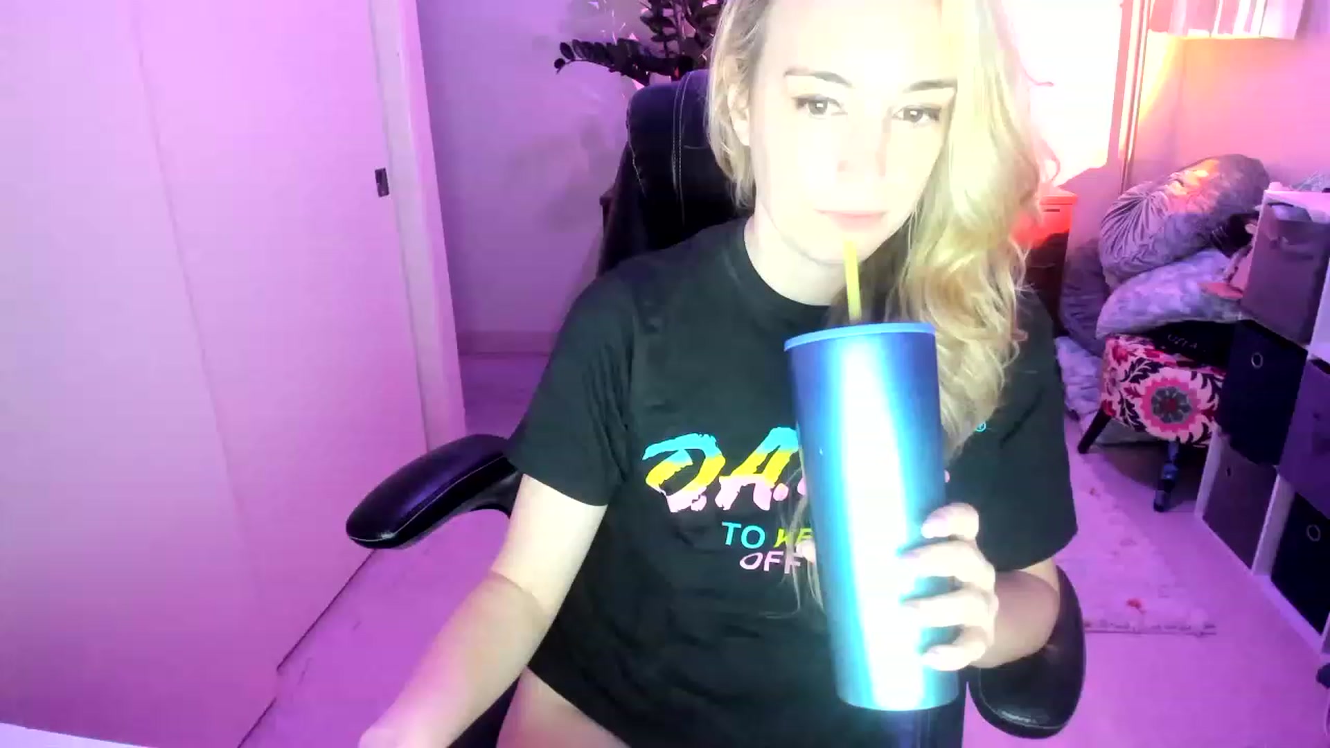 Gallery image thumbnail from JaneAllDay's myfreecams stream on, 12/02/2022, 08:13 image 1 of 20