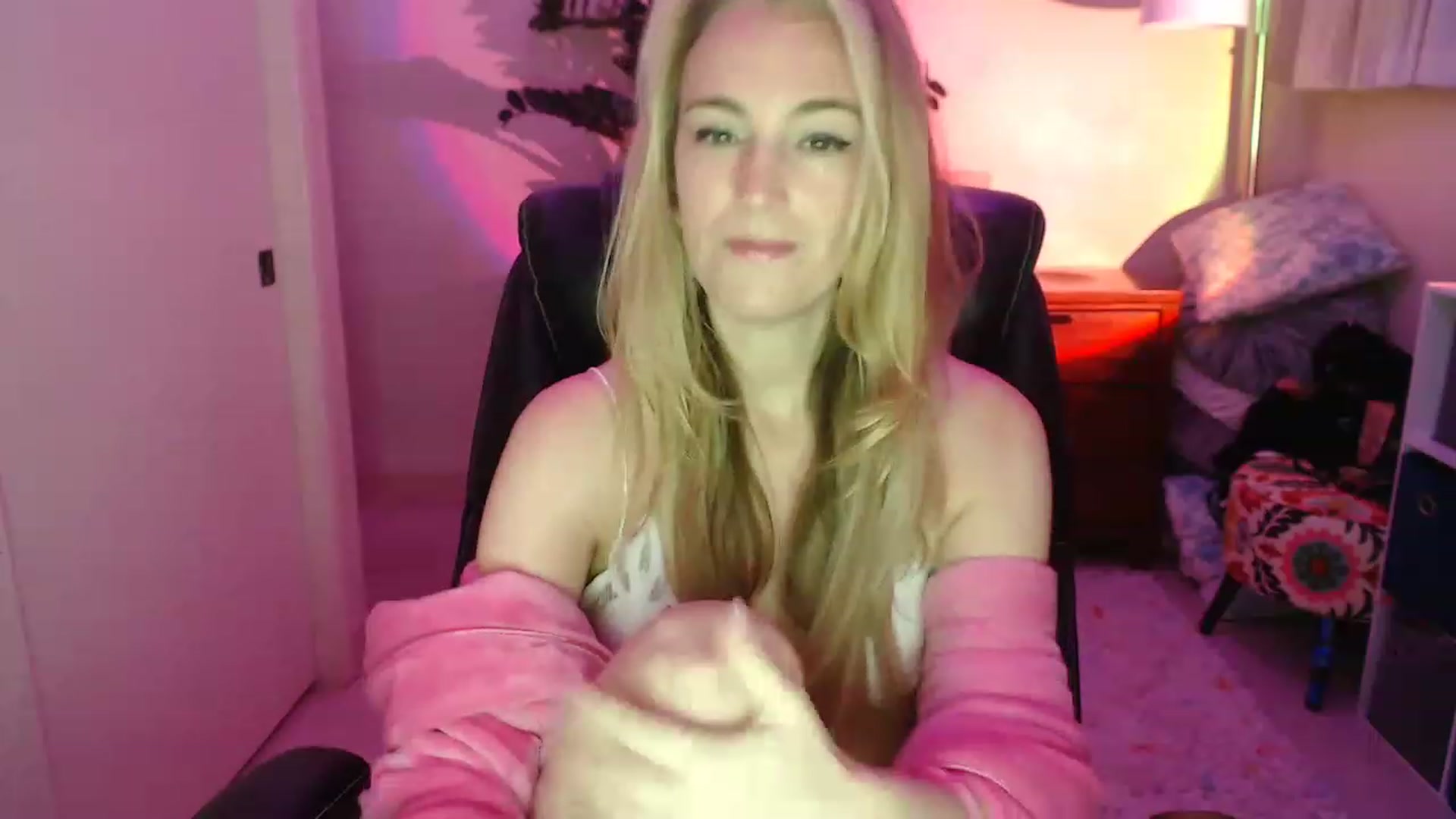 Gallery image thumbnail from JaneAllDay's myfreecams stream on, 12/05/2022, 07:33 image 7 of 20