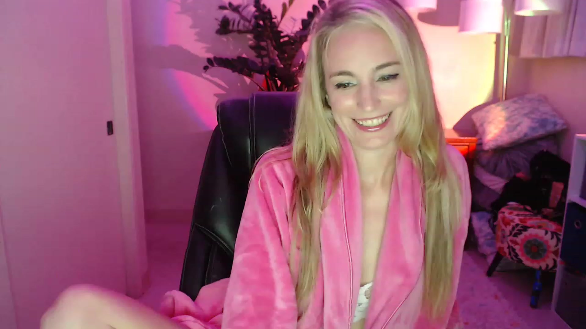 Gallery image thumbnail from JaneAllDay's myfreecams stream on, 12/05/2022, 07:33 image 1 of 20