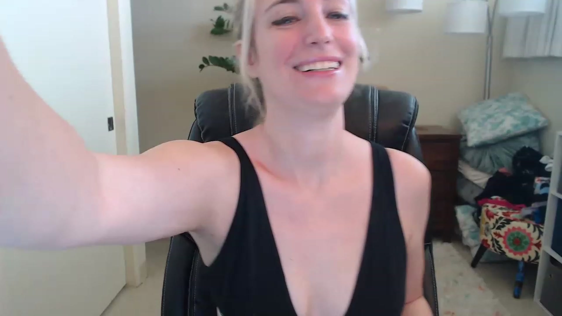 Gallery image thumbnail from JaneAllDay's myfreecams stream on, 12/06/2022, 20:57 image 15 of 20