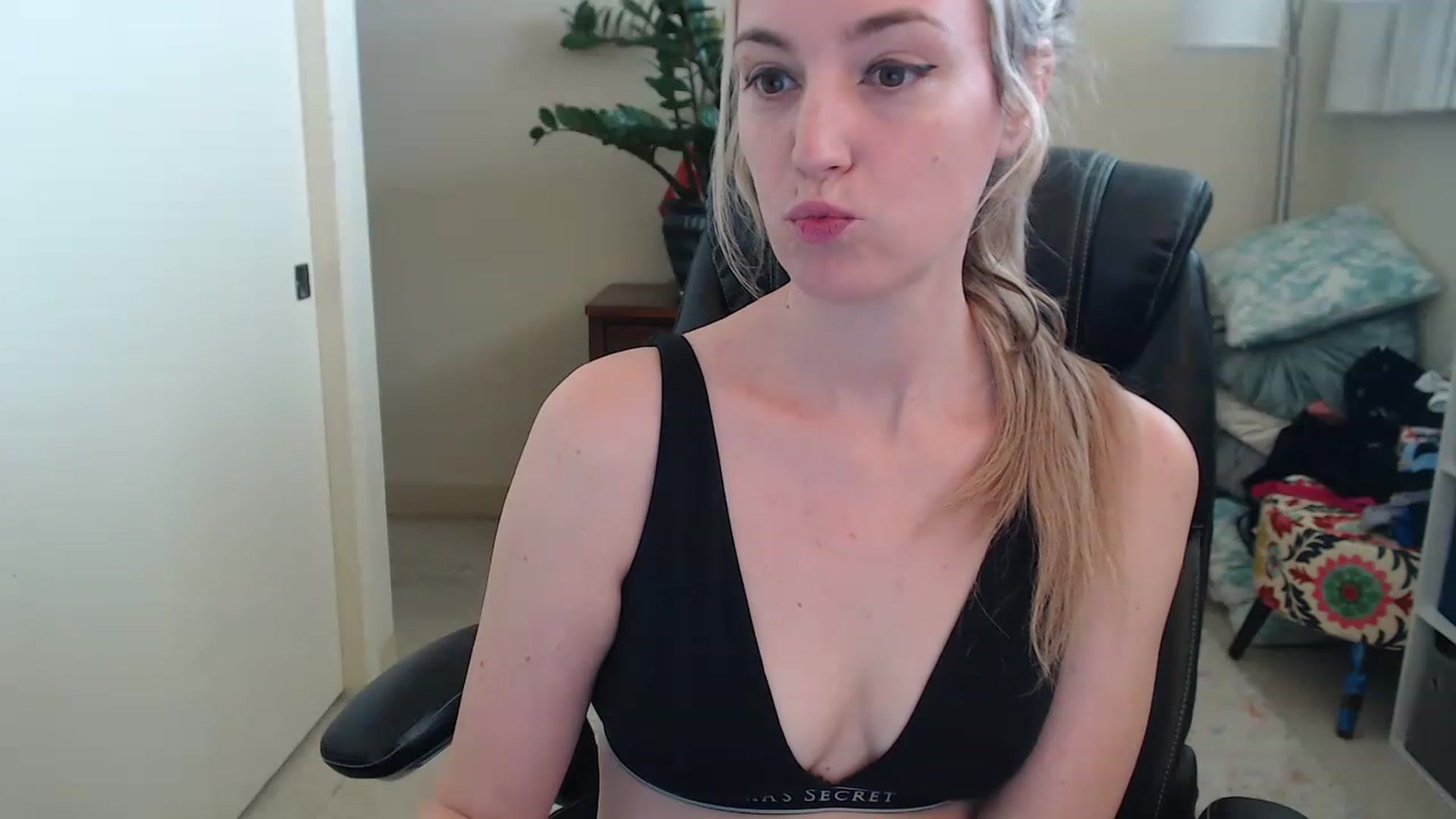 Gallery image thumbnail from JaneAllDay's myfreecams stream on, 12/06/2022, 21:14 image 19 of 20