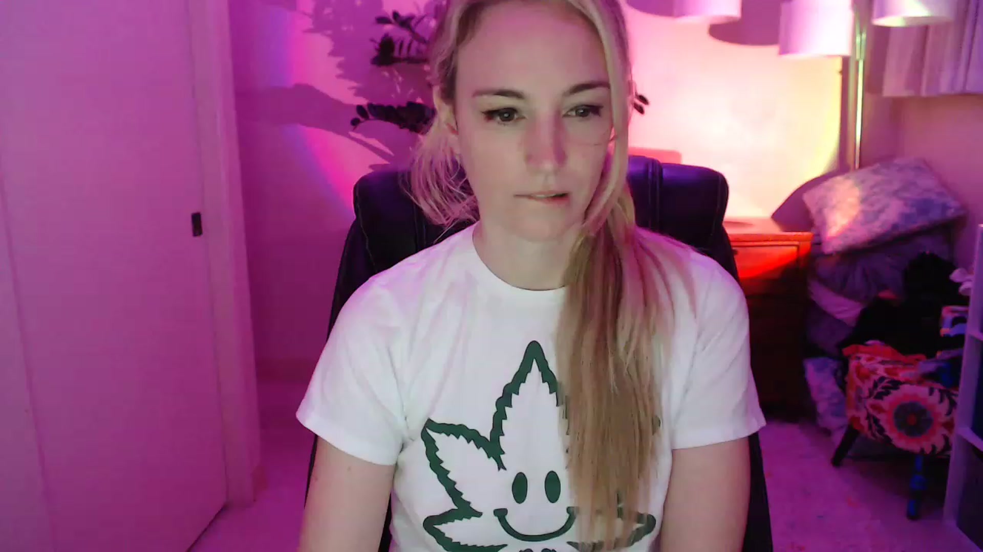 Gallery image thumbnail from JaneAllDay's myfreecams stream on, 12/07/2022, 07:02 image 18 of 20