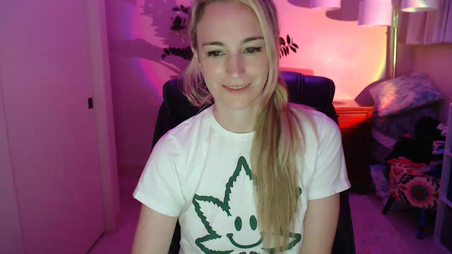 Gallery image thumbnail from JaneAllDay's myfreecams stream on, 12/07/2022, 07:02 image 19 of 20