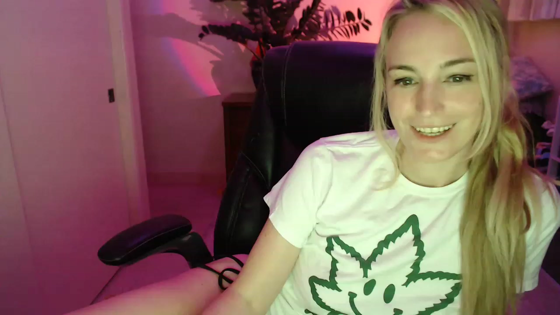 Gallery image thumbnail from JaneAllDay's myfreecams stream on, 12/07/2022, 07:02 image 3 of 20