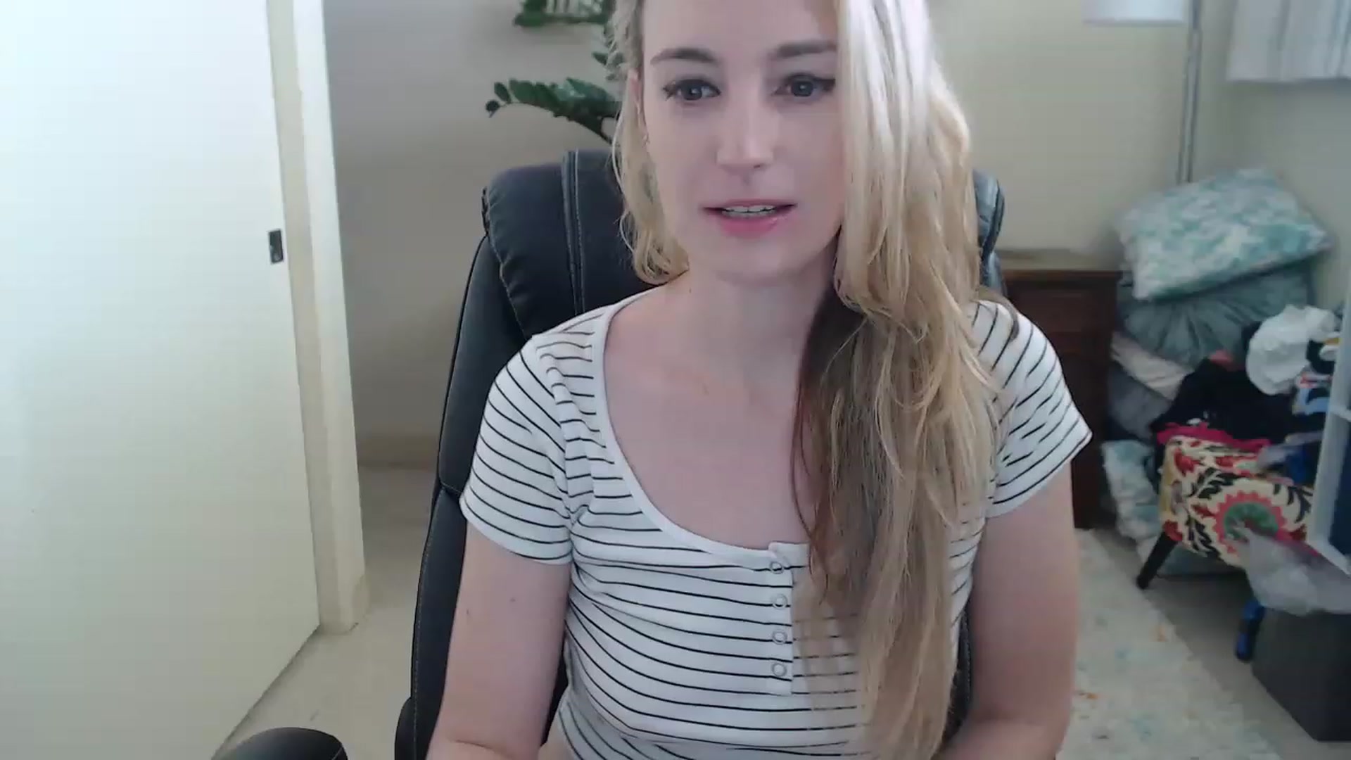 Gallery image thumbnail from JaneAllDay's myfreecams stream on, 12/08/2022, 24:10 image 1 of 20