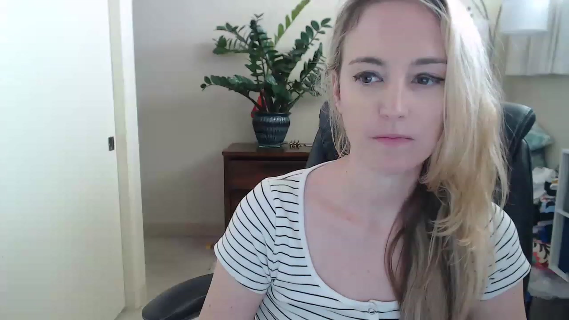 Gallery image thumbnail from JaneAllDay's myfreecams stream on, 12/08/2022, 24:10 image 17 of 20