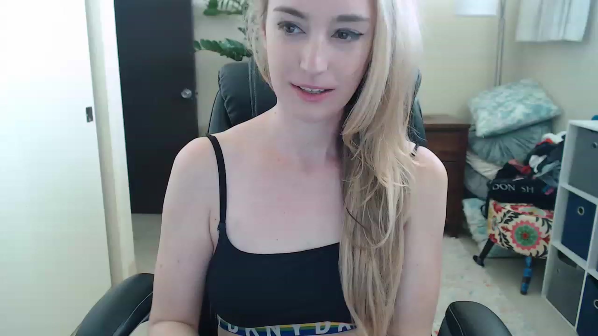 Gallery image thumbnail from JaneAllDay's myfreecams stream on, 12/08/2022, 22:33 image 11 of 20