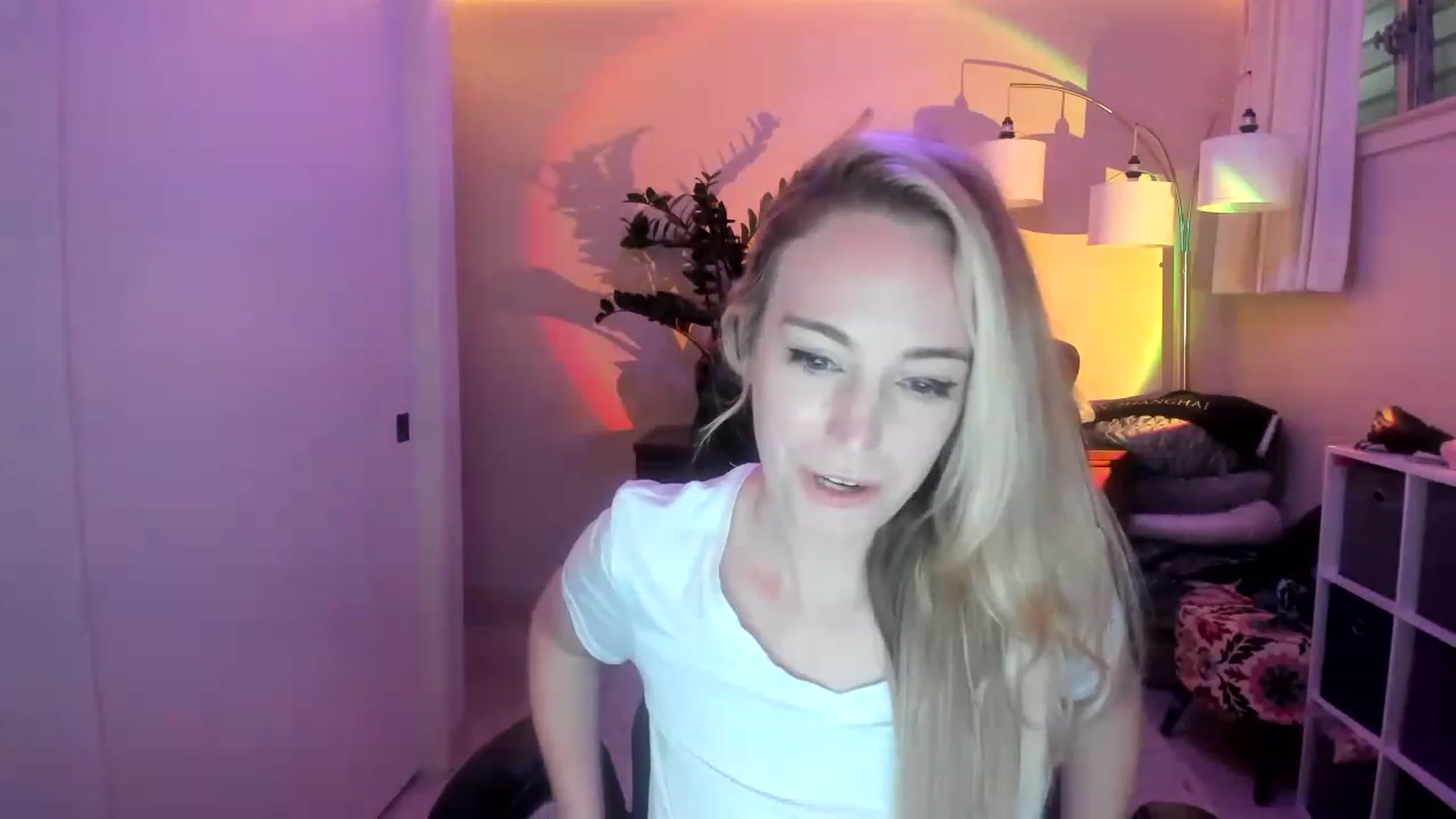 Gallery image thumbnail from JaneAllDay's myfreecams stream on, 12/15/2022, 07:08 image 13 of 20