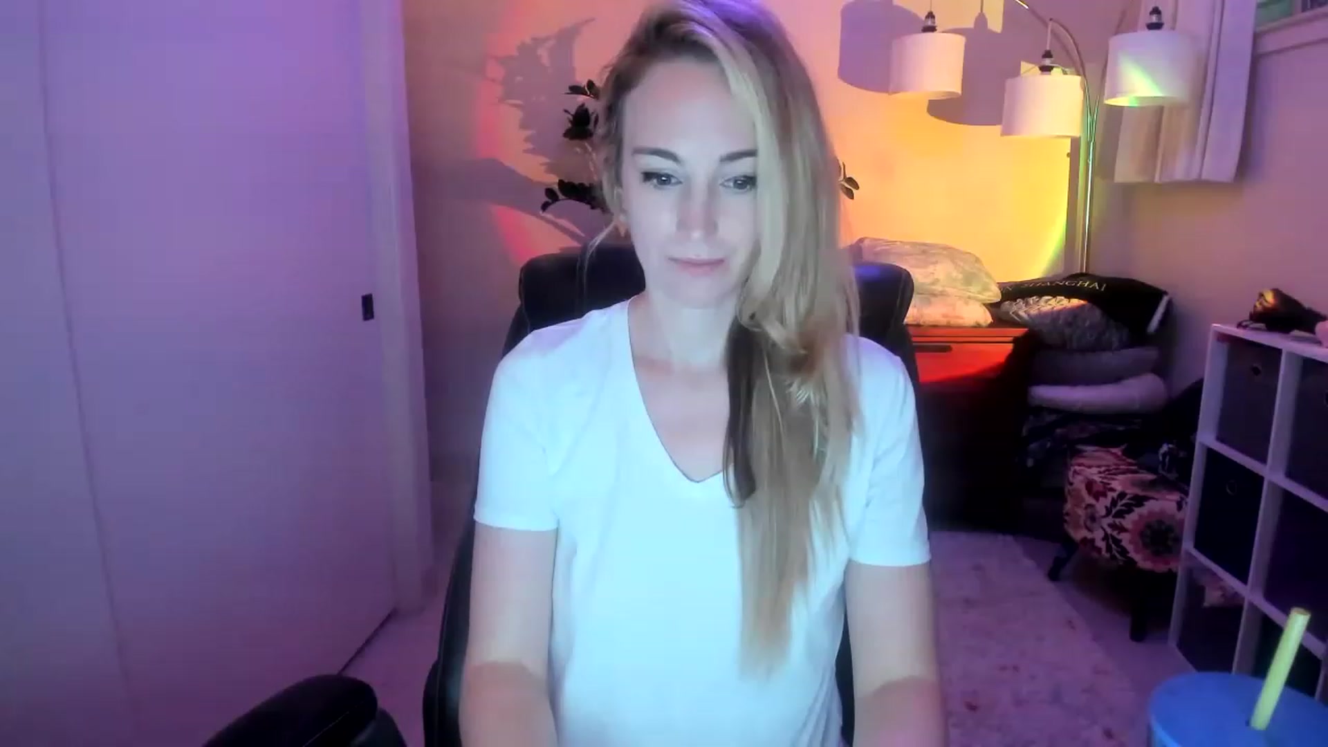 Gallery image thumbnail from JaneAllDay's myfreecams stream on, 12/15/2022, 07:08 image 12 of 20