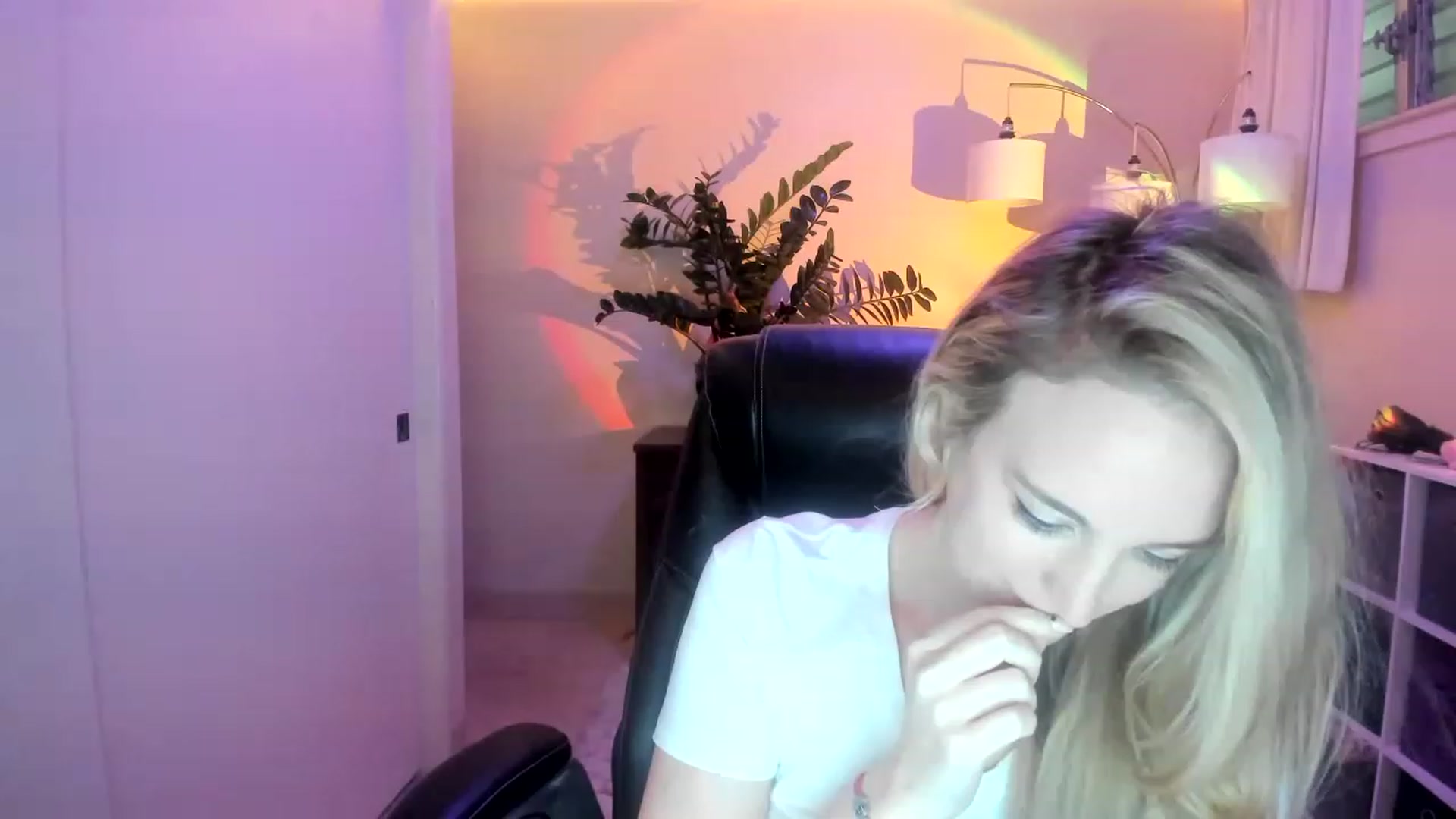 Gallery image thumbnail from JaneAllDay's myfreecams stream on, 12/15/2022, 07:08 image 14 of 20
