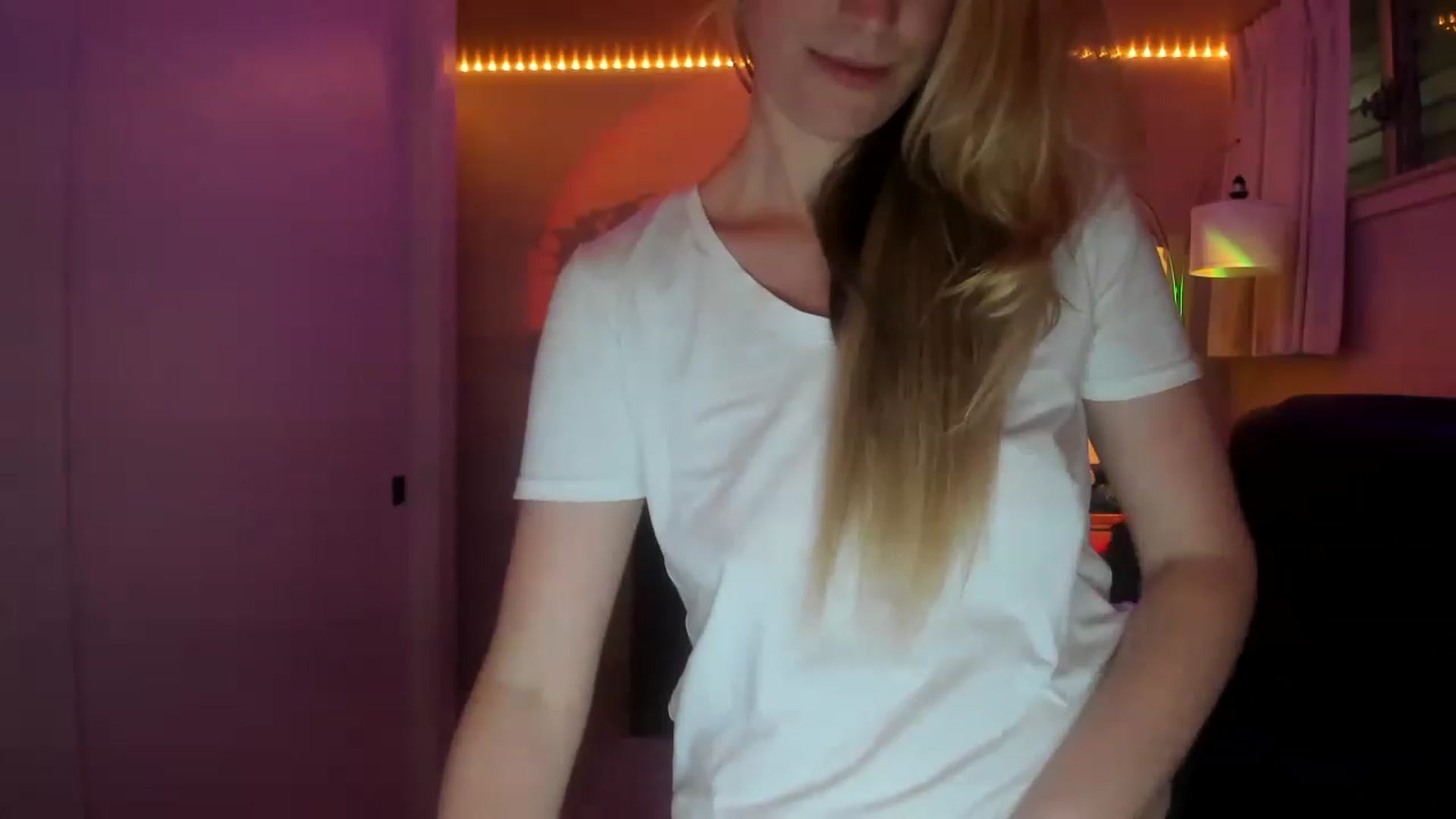 Gallery image thumbnail from JaneAllDay's myfreecams stream on, 12/15/2022, 07:08 image 17 of 20