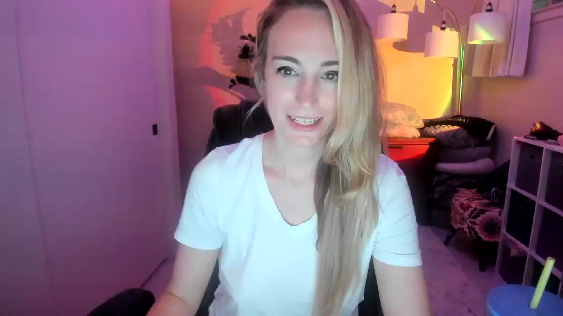Gallery image thumbnail from JaneAllDay's myfreecams stream on, 12/15/2022, 07:08 image 10 of 20
