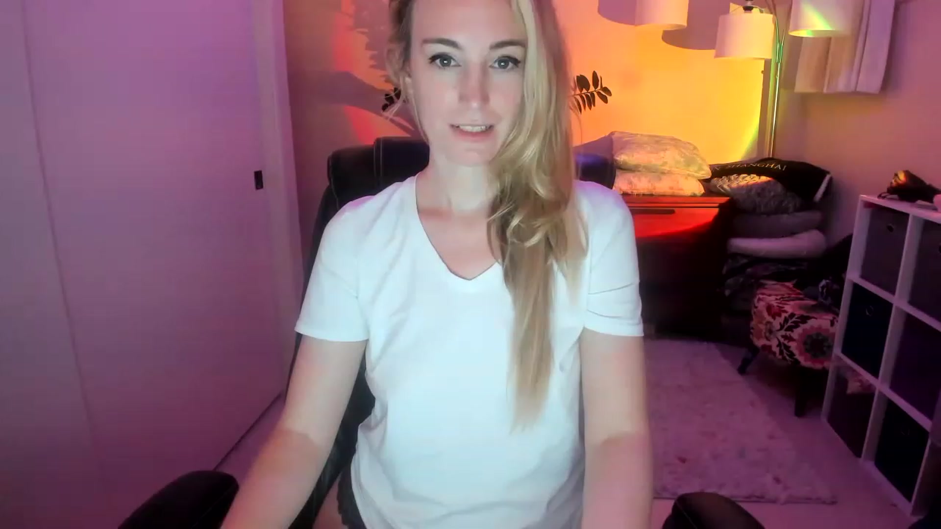 Gallery image thumbnail from JaneAllDay's myfreecams stream on, 12/15/2022, 07:08 image 20 of 20