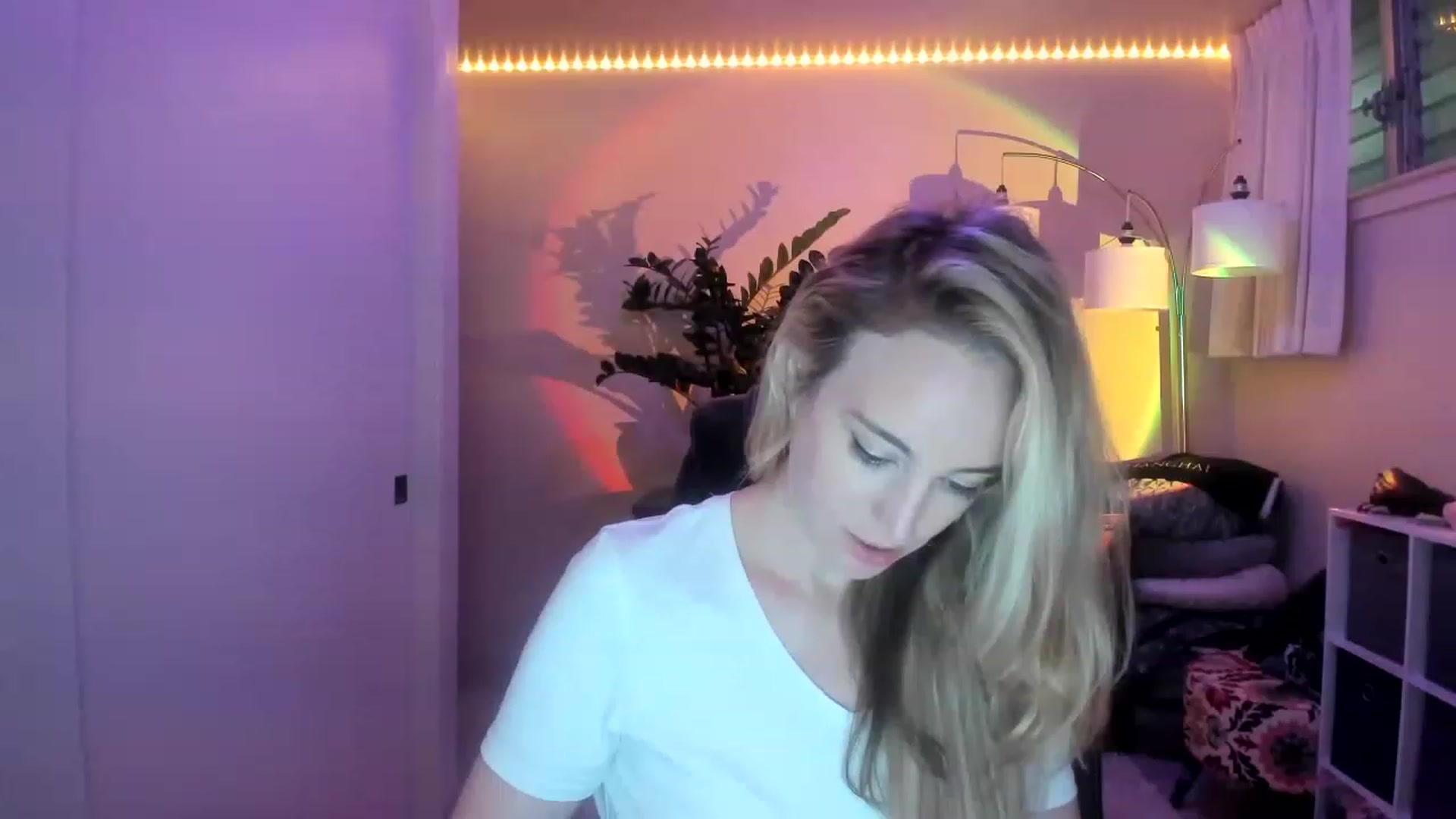 Gallery image thumbnail from JaneAllDay's myfreecams stream on, 12/15/2022, 07:08 image 18 of 20