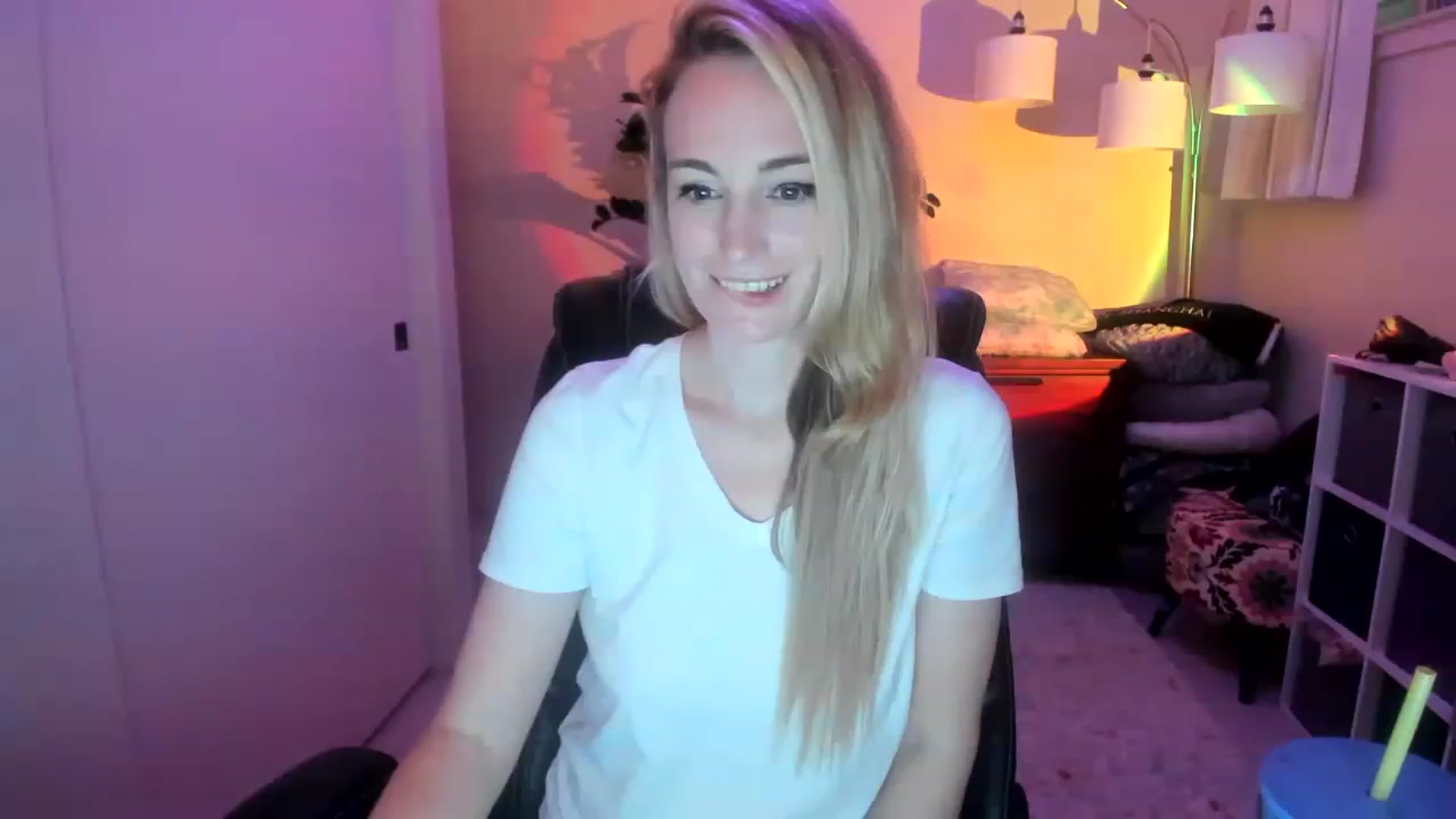 Gallery image thumbnail from JaneAllDay's myfreecams stream on, 12/15/2022, 07:08 image 11 of 20
