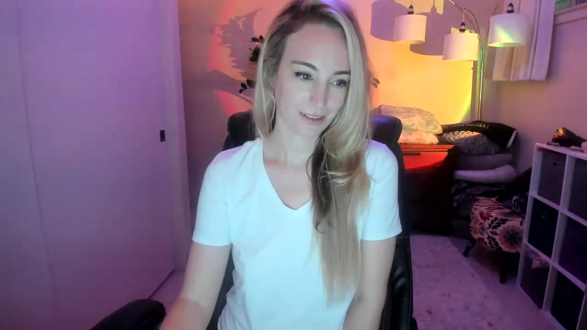 Gallery image thumbnail from JaneAllDay's myfreecams stream on, 12/15/2022, 07:08 image 9 of 20