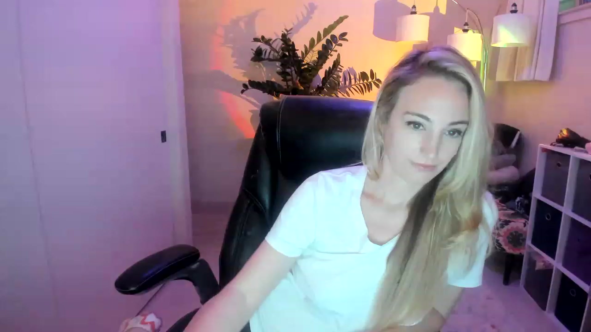 Gallery image thumbnail from JaneAllDay's myfreecams stream on, 12/15/2022, 07:08 image 8 of 20