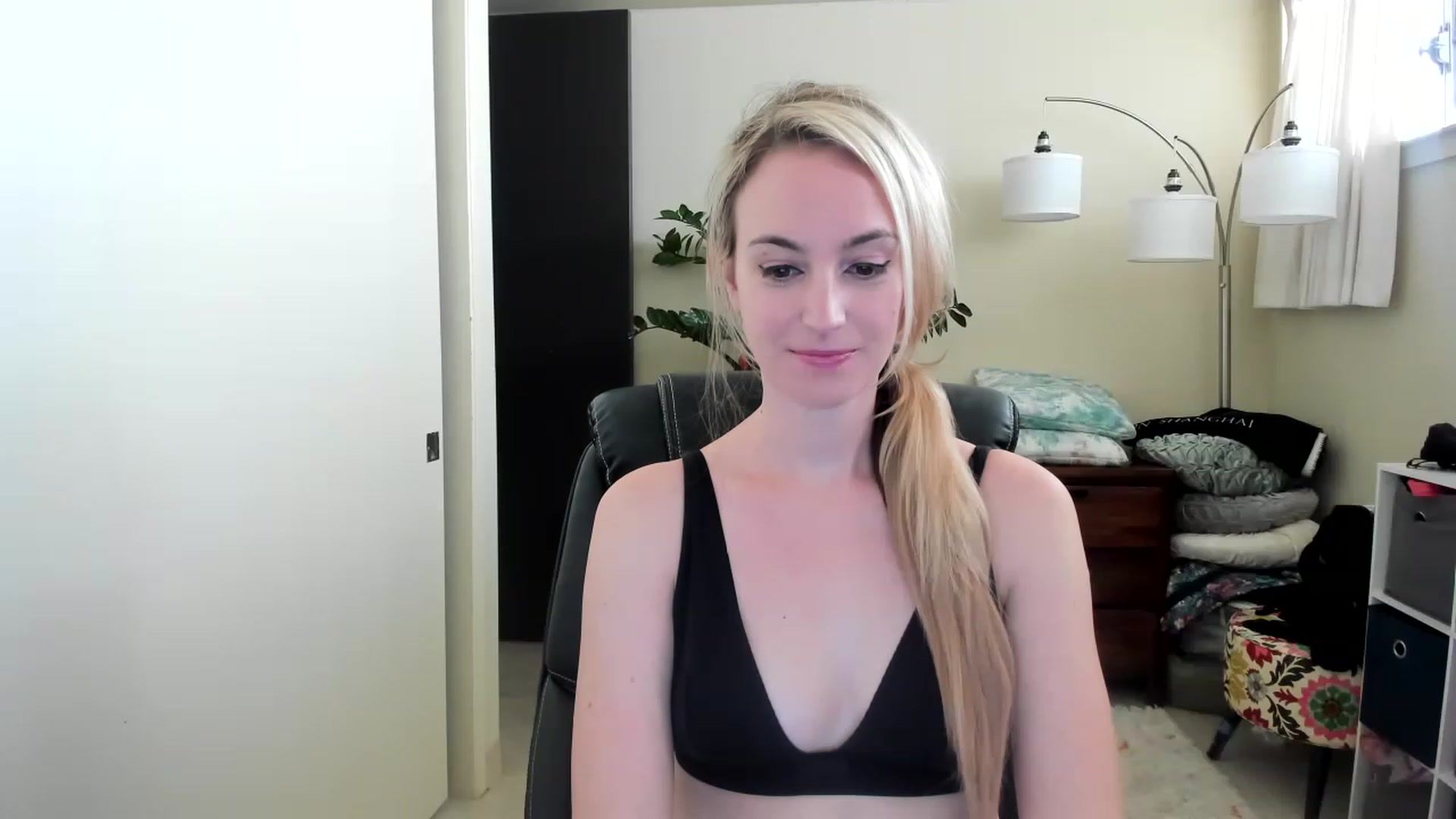 Gallery image thumbnail from JaneAllDay's myfreecams stream on, 12/16/2022, 19:56 image 8 of 20