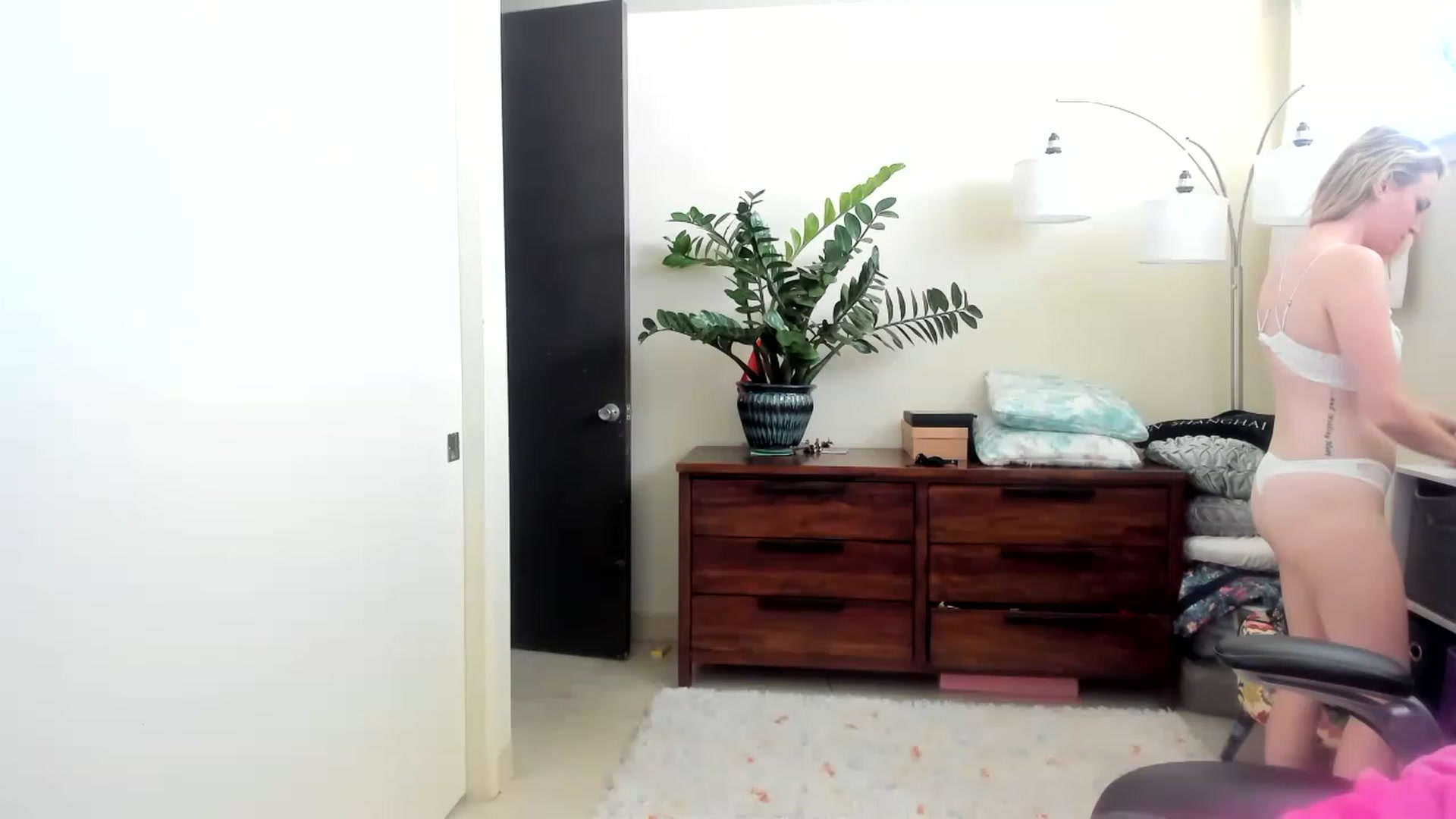 Gallery image thumbnail from JaneAllDay's myfreecams stream on, 12/18/2022, 24:03 image 4 of 20