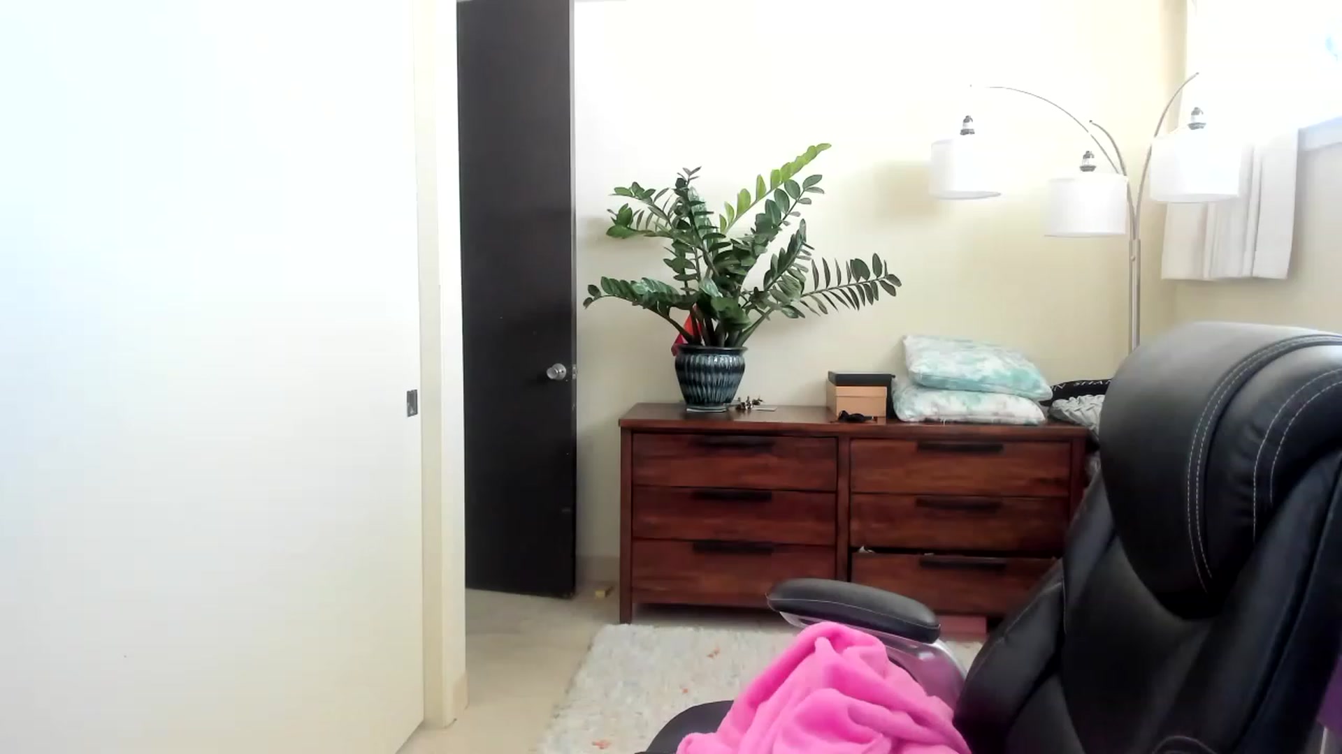 Gallery image thumbnail from JaneAllDay's myfreecams stream on, 12/18/2022, 24:03 image 20 of 20