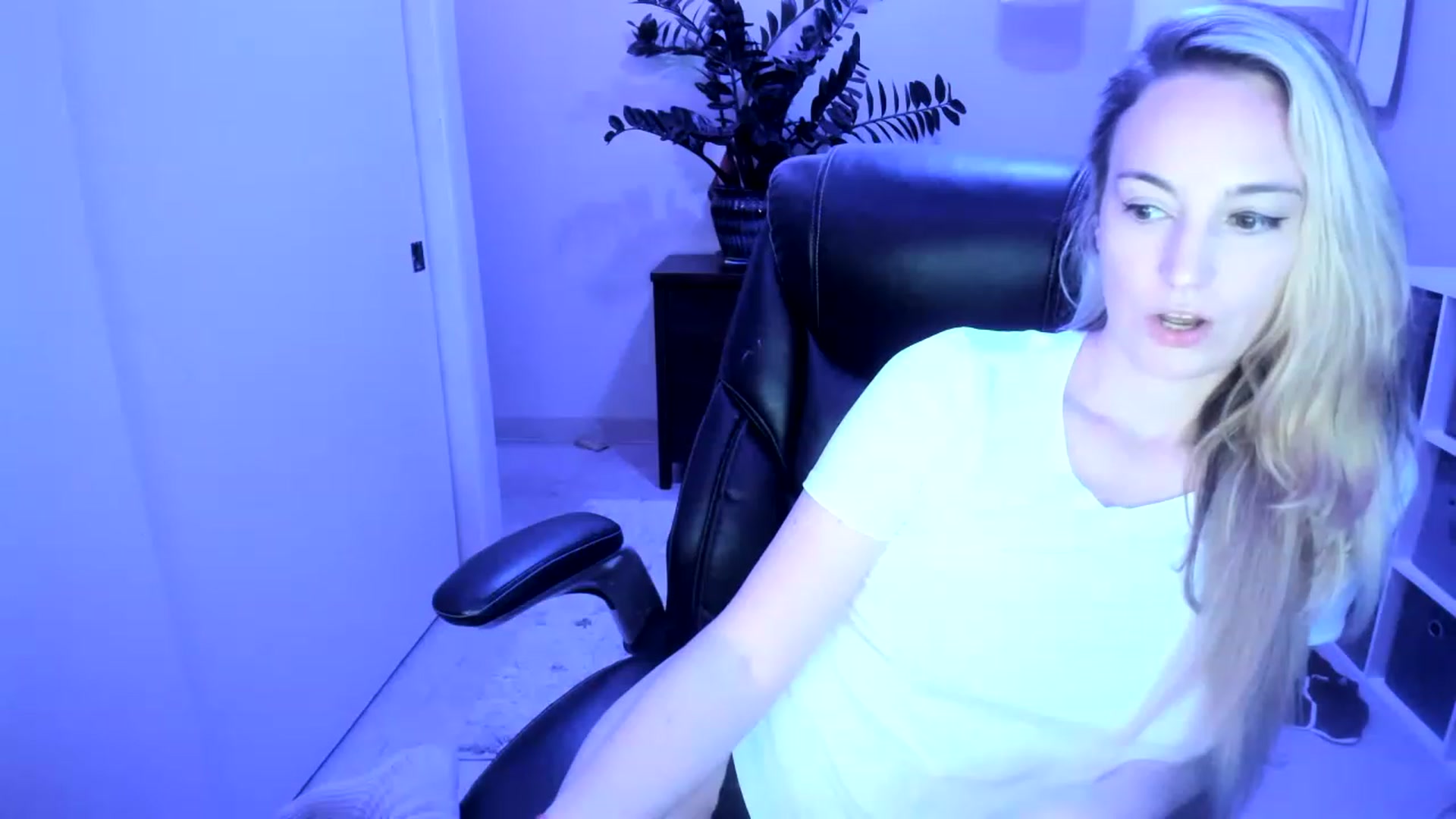 Gallery image thumbnail from JaneAllDay's myfreecams stream on, 12/19/2022, 06:49 image 19 of 20