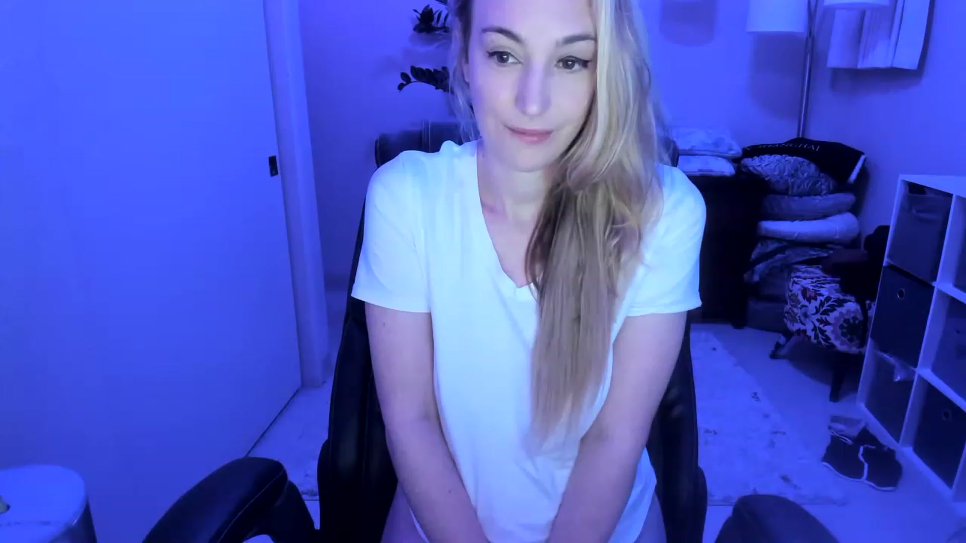 Gallery image thumbnail from JaneAllDay's myfreecams stream on, 12/19/2022, 06:49 image 2 of 20