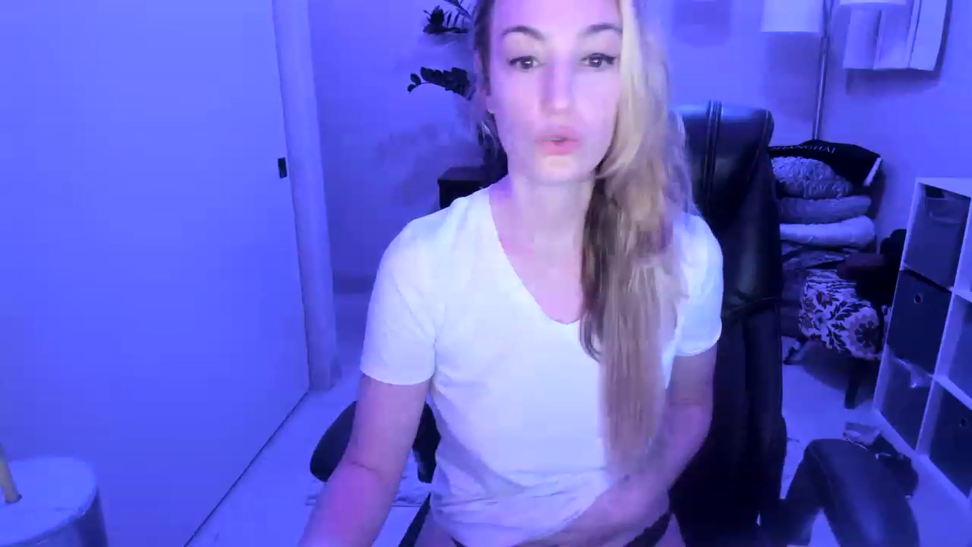 Gallery image thumbnail from JaneAllDay's myfreecams stream on, 12/19/2022, 06:49 image 6 of 20