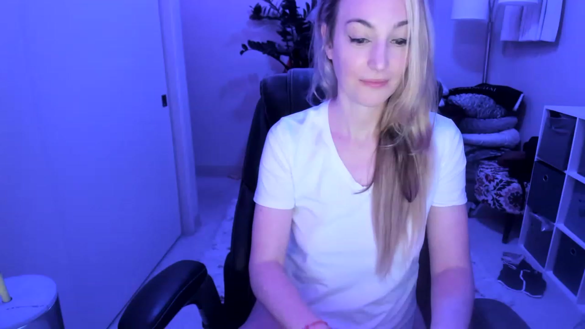 Gallery image thumbnail from JaneAllDay's myfreecams stream on, 12/19/2022, 06:49 image 12 of 20