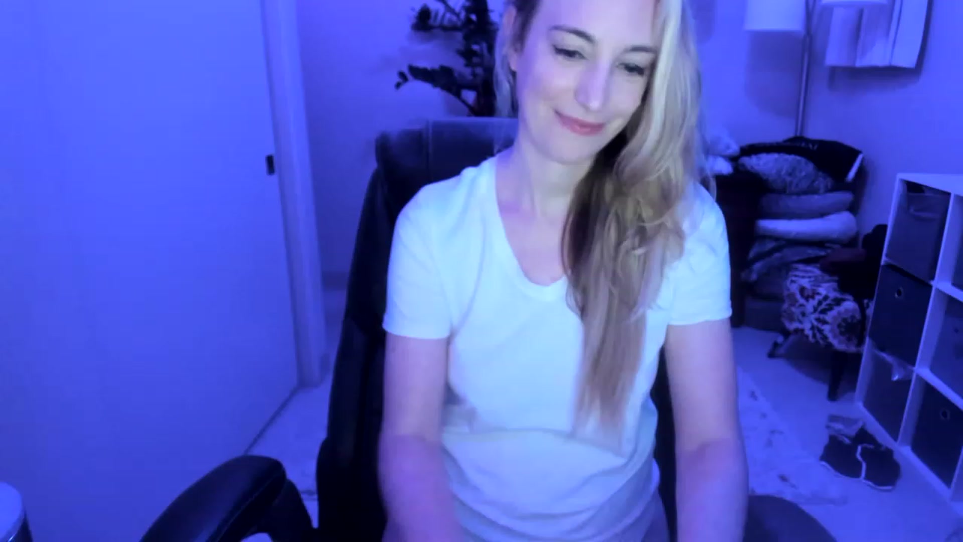 Gallery image thumbnail from JaneAllDay's myfreecams stream on, 12/19/2022, 06:49 image 1 of 20