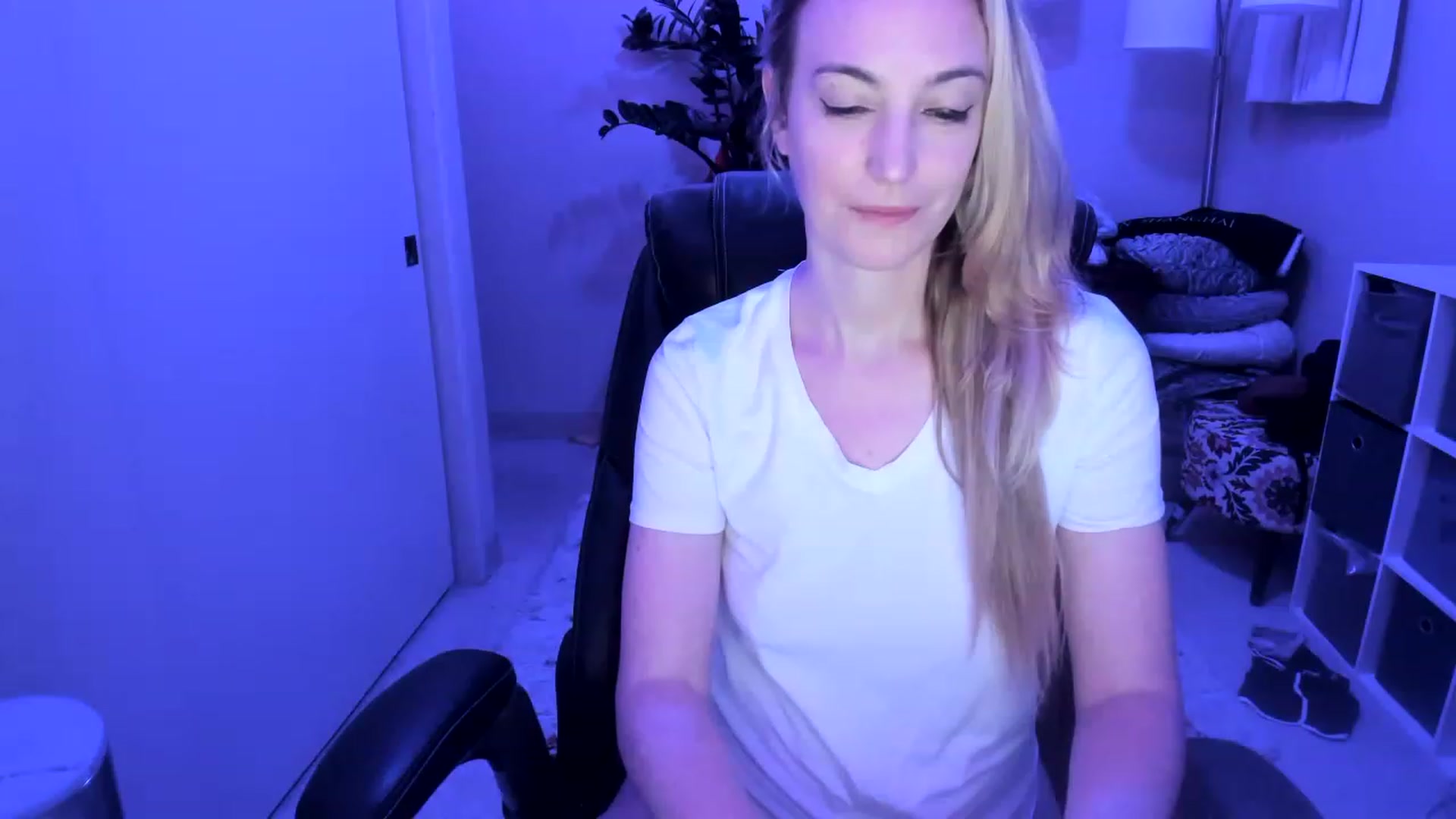 Gallery image thumbnail from JaneAllDay's myfreecams stream on, 12/19/2022, 06:49 image 13 of 20