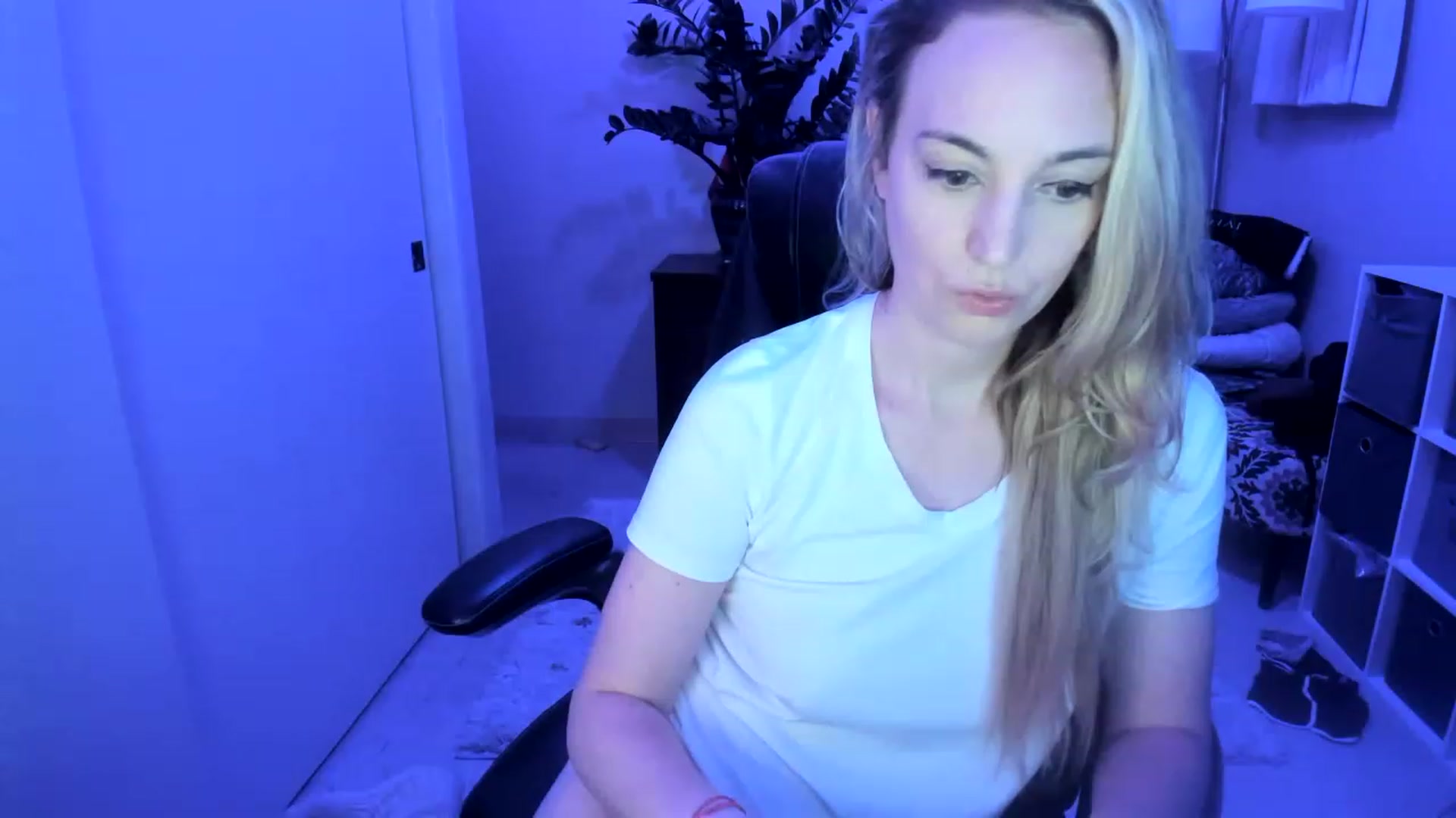 Gallery image thumbnail from JaneAllDay's myfreecams stream on, 12/19/2022, 06:49 image 18 of 20