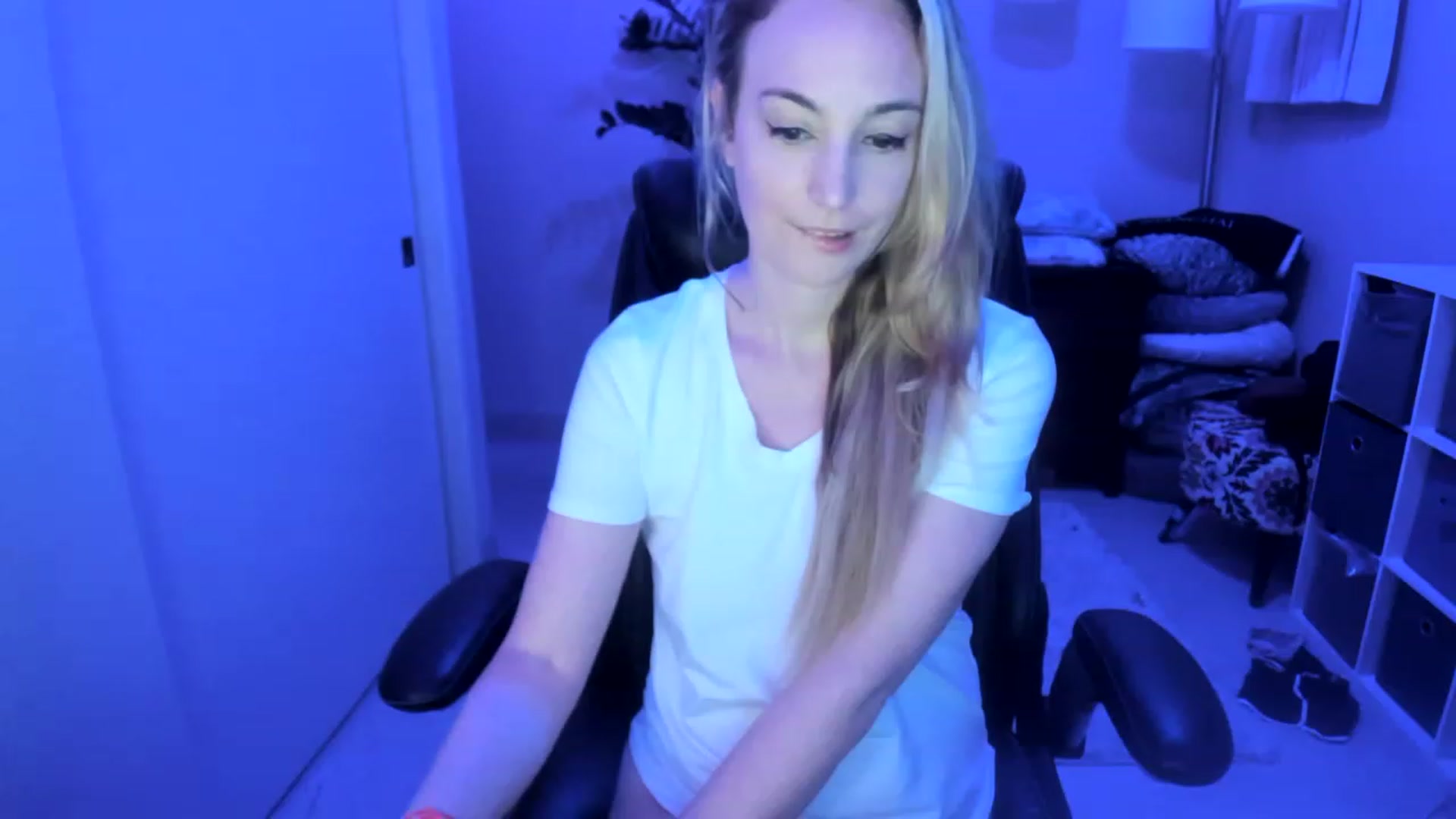 Gallery image thumbnail from JaneAllDay's myfreecams stream on, 12/19/2022, 06:49 image 17 of 20