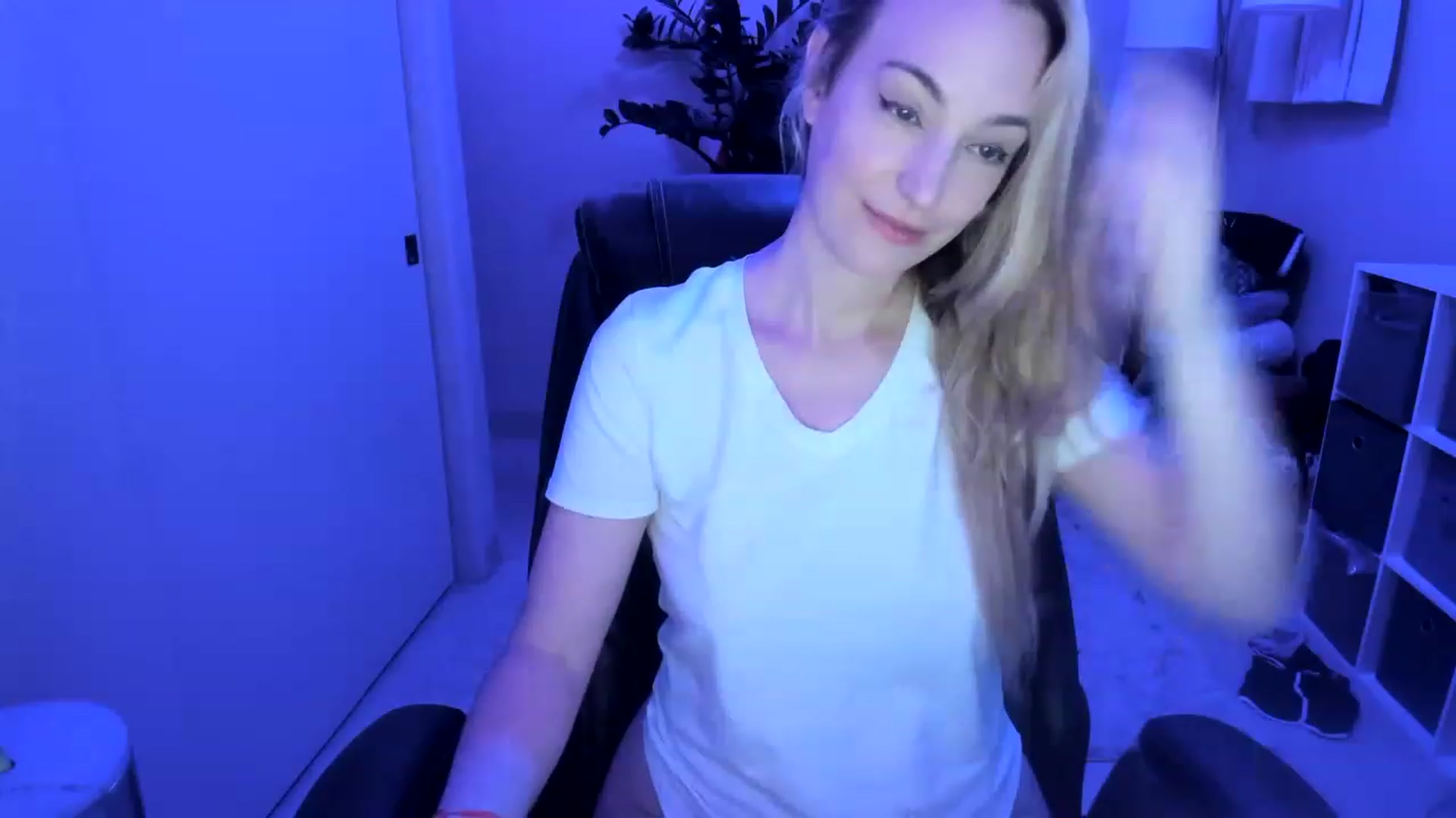 Gallery image thumbnail from JaneAllDay's myfreecams stream on, 12/19/2022, 06:49 image 3 of 20