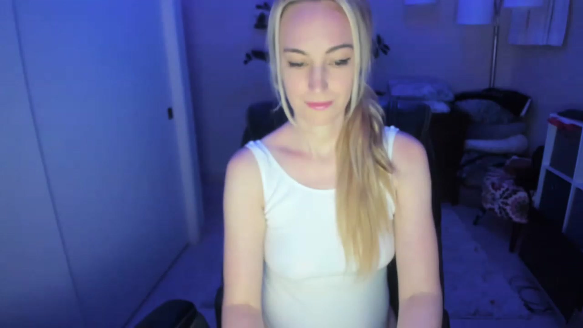 Gallery image thumbnail from JaneAllDay's myfreecams stream on, 12/20/2022, 06:38 image 8 of 20