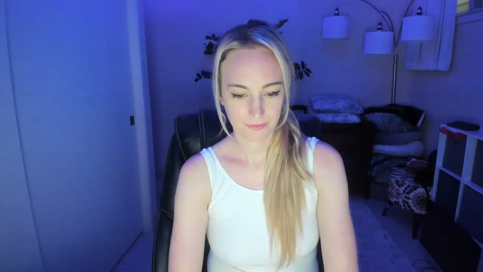 Gallery image thumbnail from JaneAllDay's myfreecams stream on, 12/20/2022, 06:38 image 12 of 20