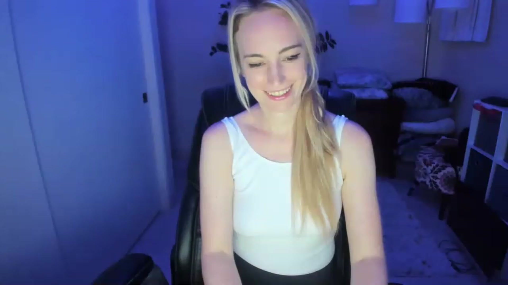 Gallery image thumbnail from JaneAllDay's myfreecams stream on, 12/20/2022, 06:38 image 14 of 20
