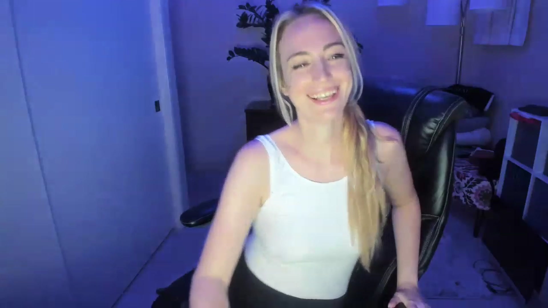 Gallery image thumbnail from JaneAllDay's myfreecams stream on, 12/20/2022, 06:38 image 13 of 20