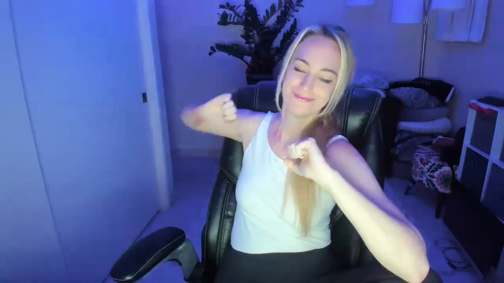 Gallery image thumbnail from JaneAllDay's myfreecams stream on, 12/20/2022, 06:38 image 15 of 20