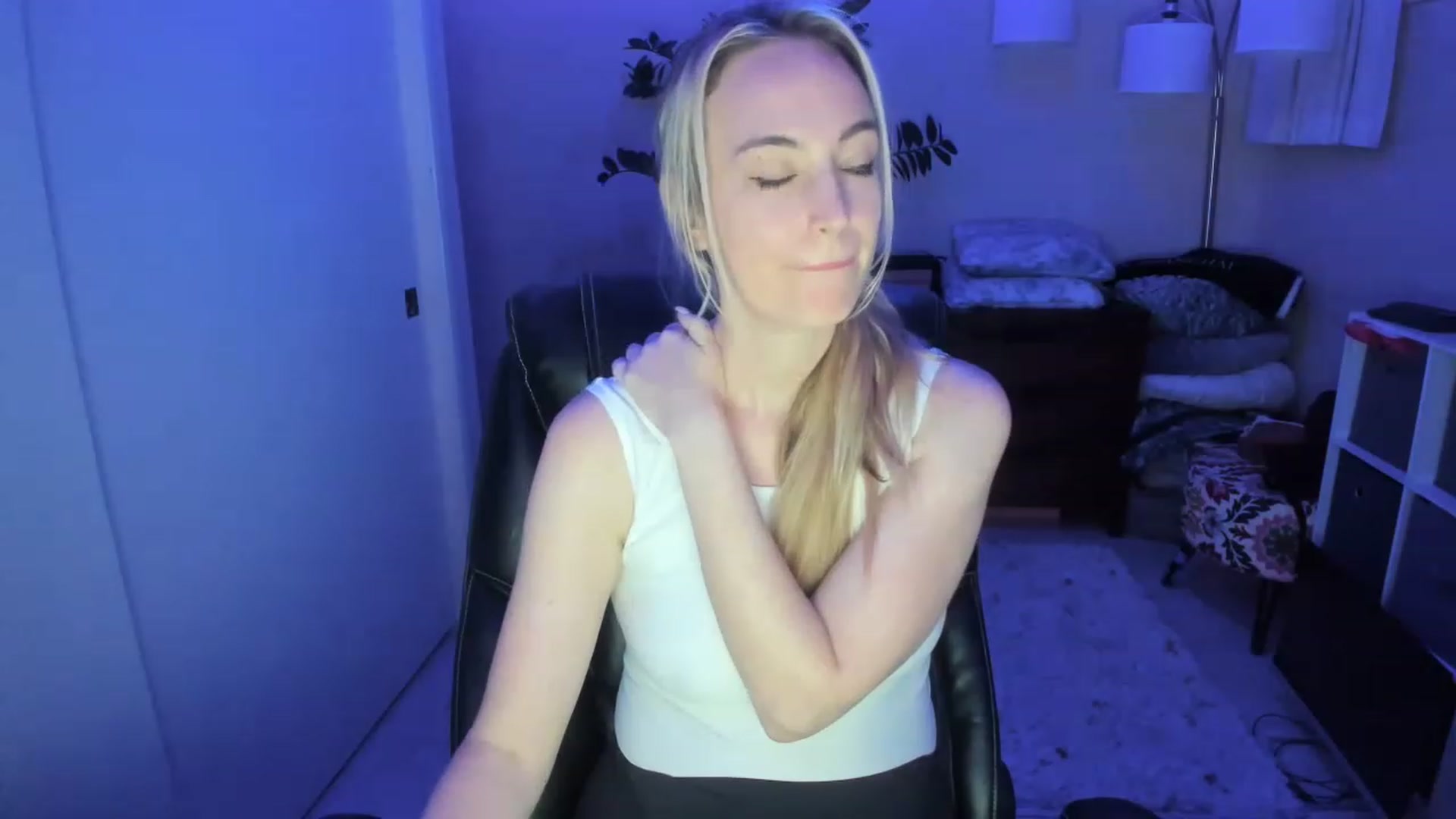 Gallery image thumbnail from JaneAllDay's myfreecams stream on, 12/20/2022, 06:38 image 9 of 20