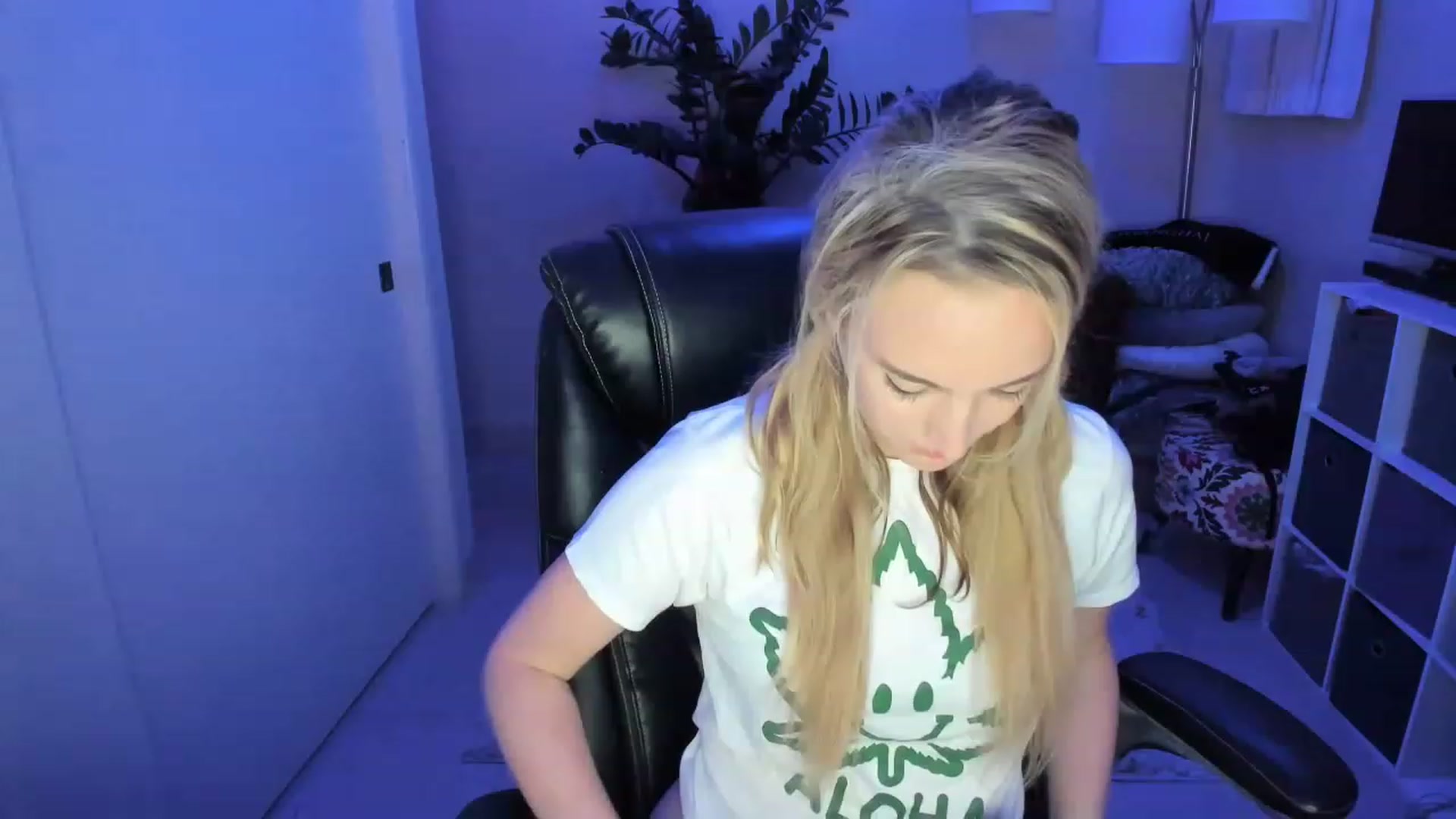Gallery image thumbnail from JaneAllDay's myfreecams stream on, 12/21/2022, 04:37 image 10 of 20