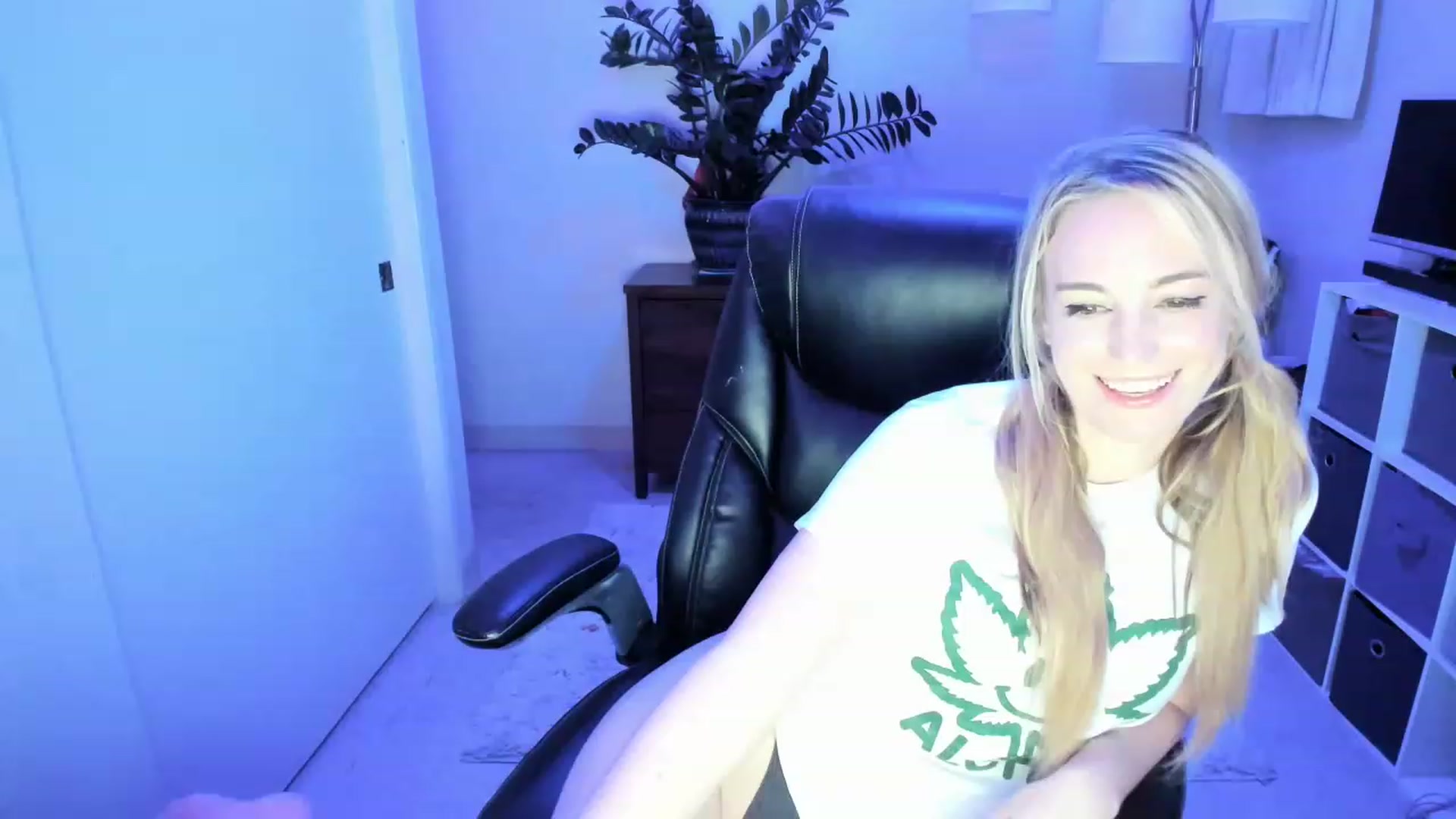 Gallery image thumbnail from JaneAllDay's myfreecams stream on, 12/21/2022, 04:37 image 11 of 20