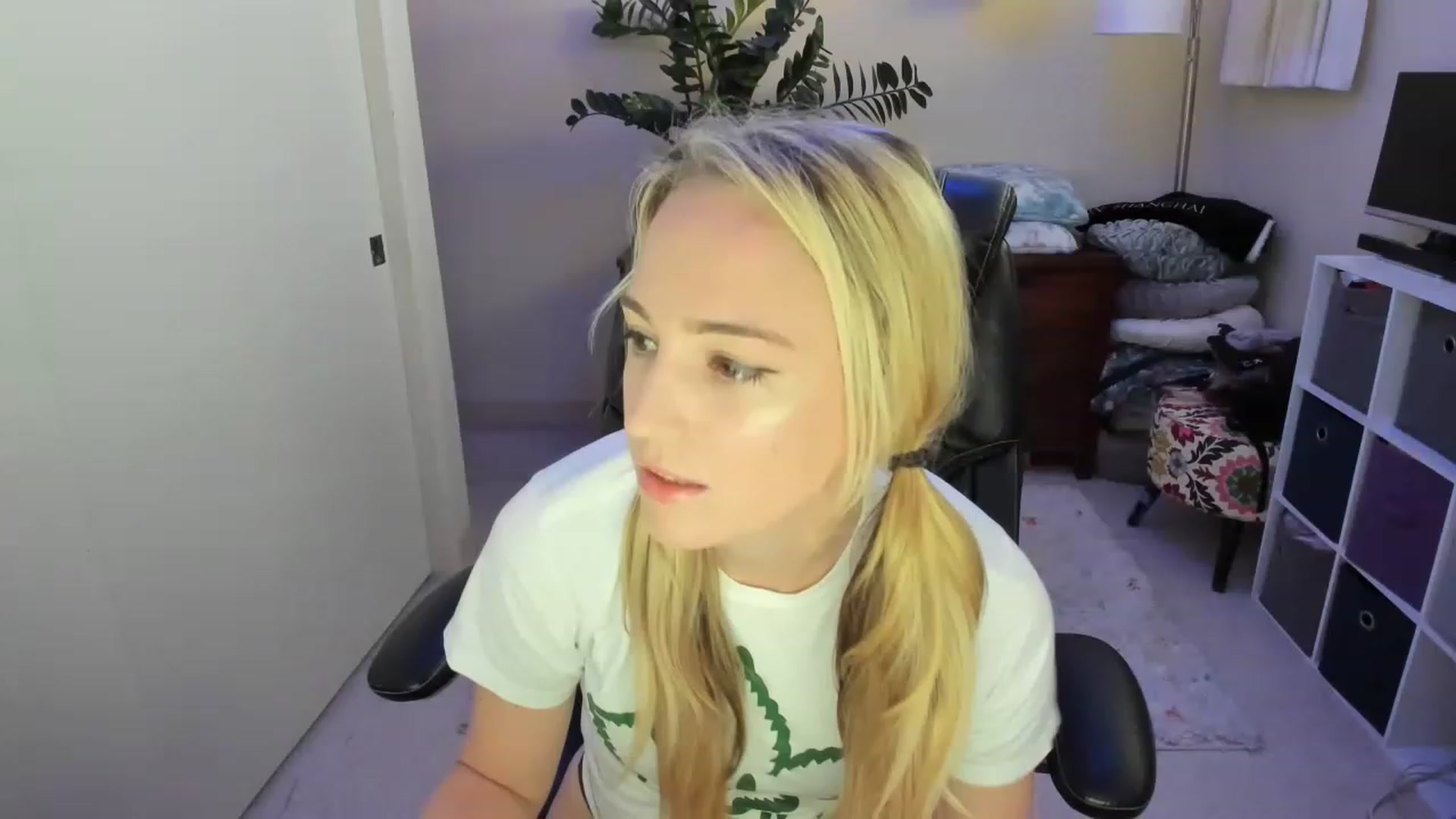 Gallery image thumbnail from JaneAllDay's myfreecams stream on, 12/21/2022, 04:37 image 1 of 20