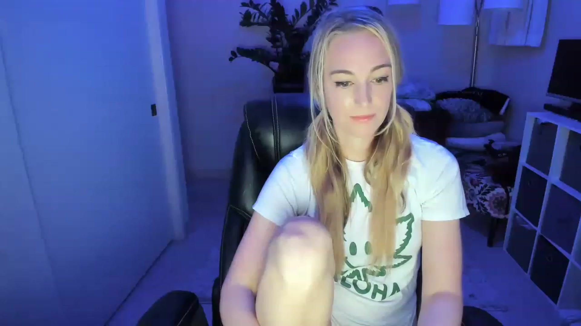 Gallery image thumbnail from JaneAllDay's myfreecams stream on, 12/21/2022, 04:37 image 15 of 20