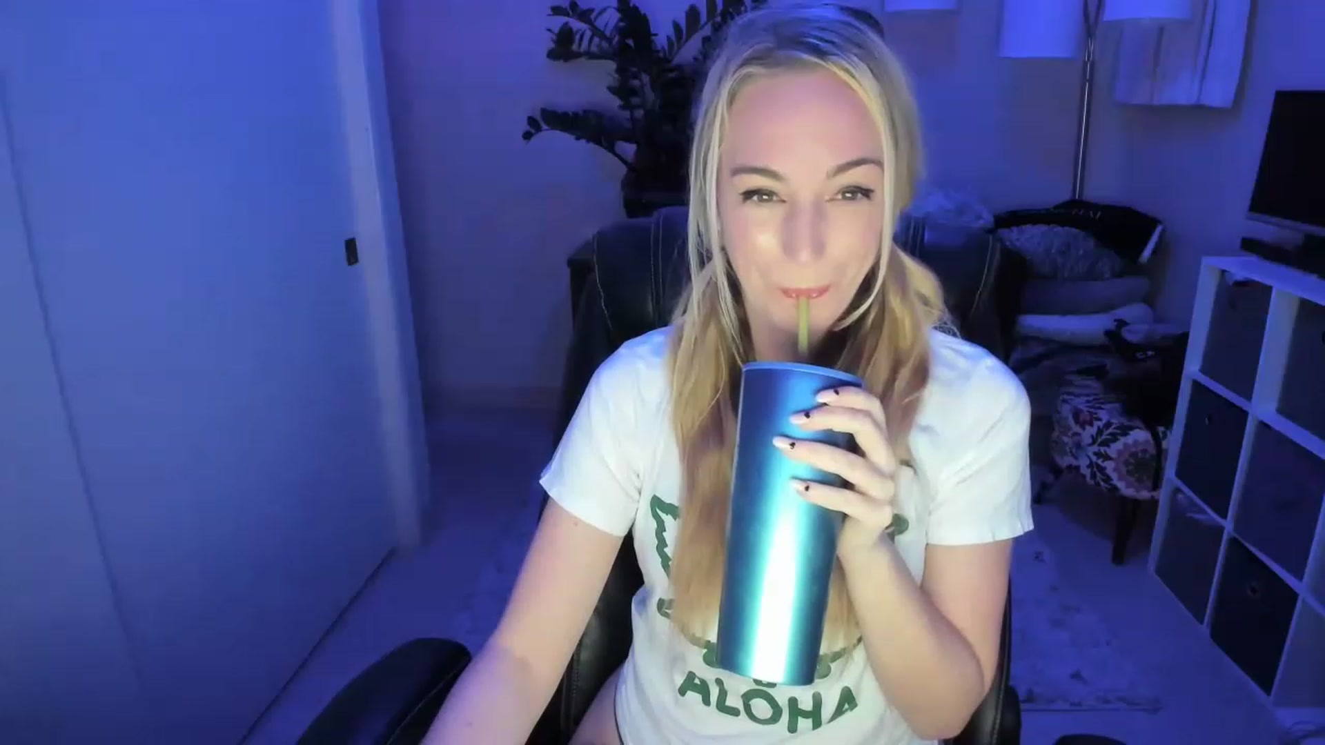 Gallery image thumbnail from JaneAllDay's myfreecams stream on, 12/21/2022, 04:37 image 17 of 20