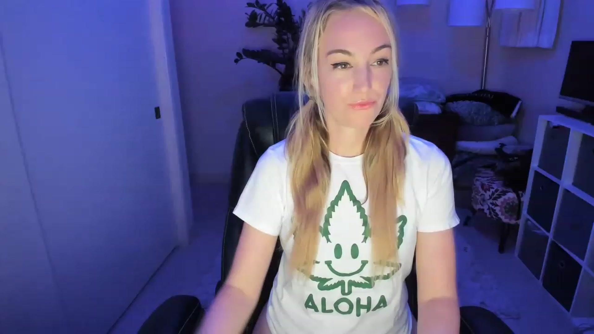 Gallery image thumbnail from JaneAllDay's myfreecams stream on, 12/21/2022, 04:37 image 12 of 20